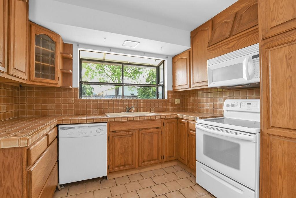 Detail Gallery Image 7 of 28 For 5035 Grimsby Dr, San Jose,  CA 95130 - 5 Beds | 2/1 Baths