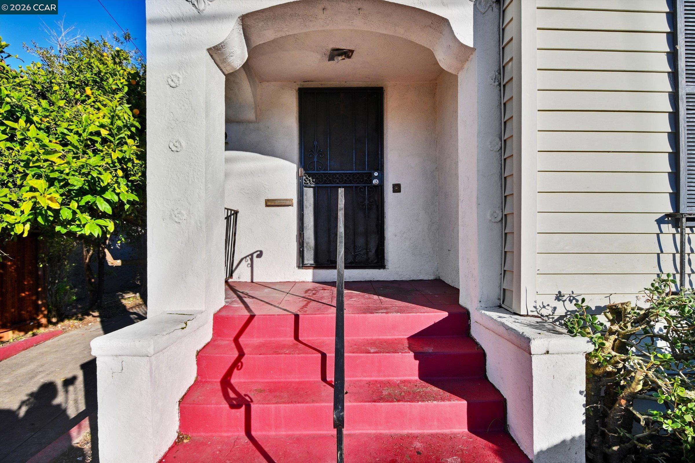 Detail Gallery Image 4 of 40 For 1711 Carleton St, Berkeley,  CA 94703 - 4 Beds | 1 Baths