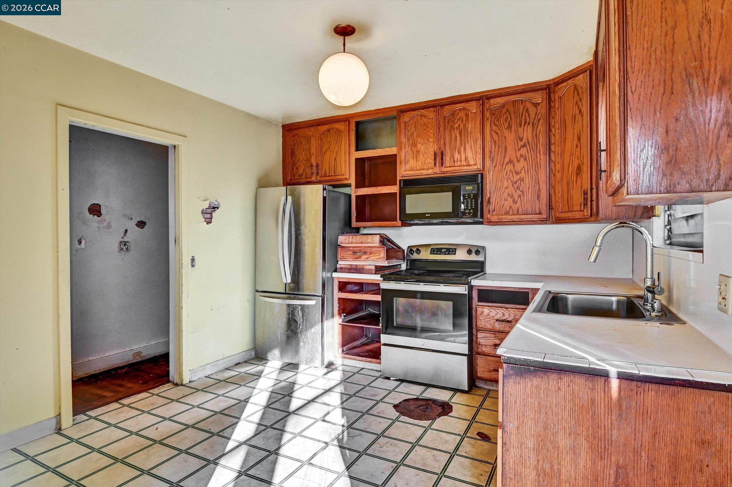 Detail Gallery Image 9 of 40 For 1711 Carleton St, Berkeley,  CA 94703 - 4 Beds | 1 Baths