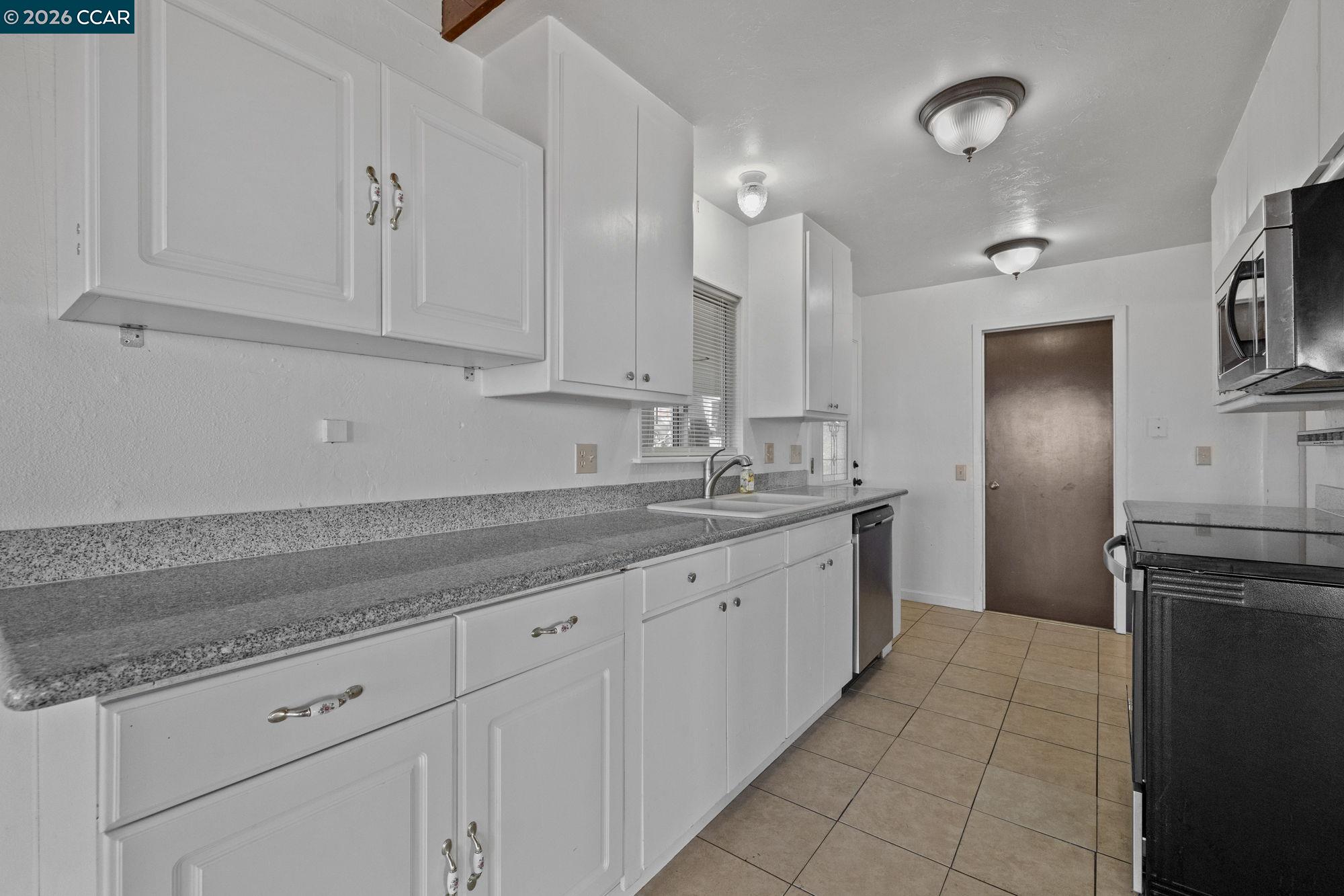 Detail Gallery Image 4 of 28 For 18957 Stag Circle, Tuolumne,  CA 95579-979 - 3 Beds | 3 Baths