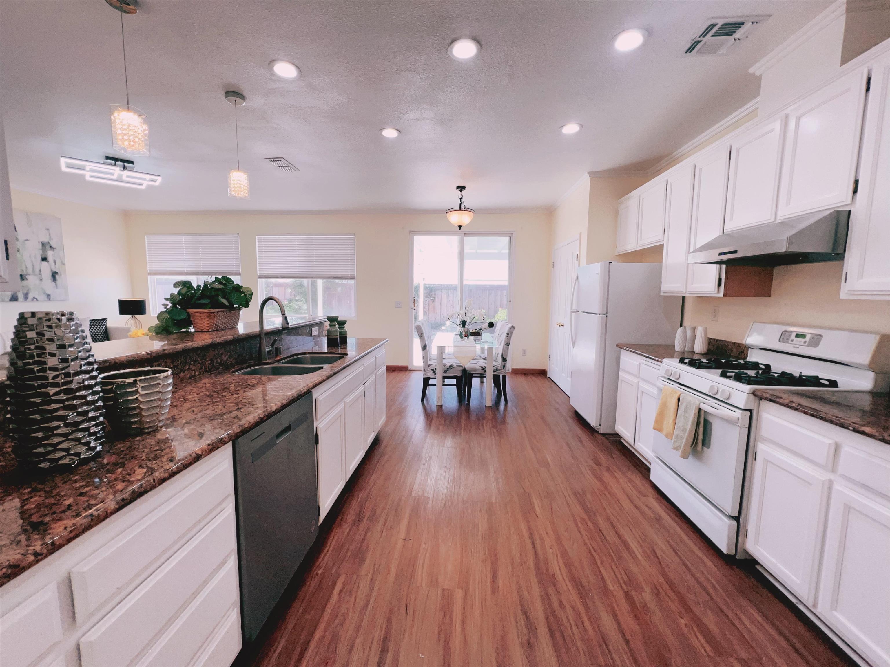 Detail Gallery Image 3 of 27 For 19 Quartz Court, Pittsburg,  CA 94565 - 6 Beds | 3/1 Baths