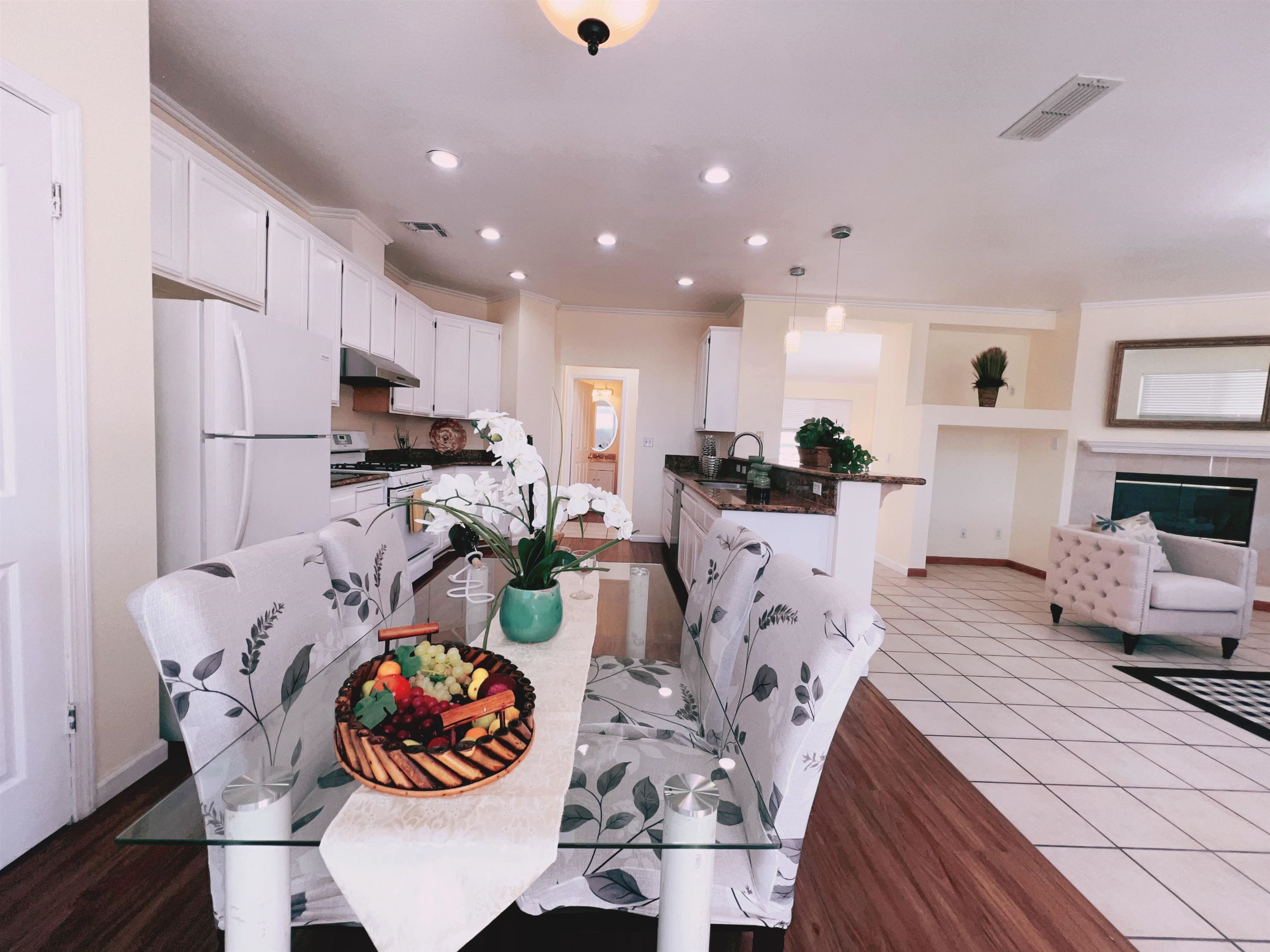 Detail Gallery Image 5 of 27 For 19 Quartz Court, Pittsburg,  CA 94565 - 6 Beds | 3/1 Baths