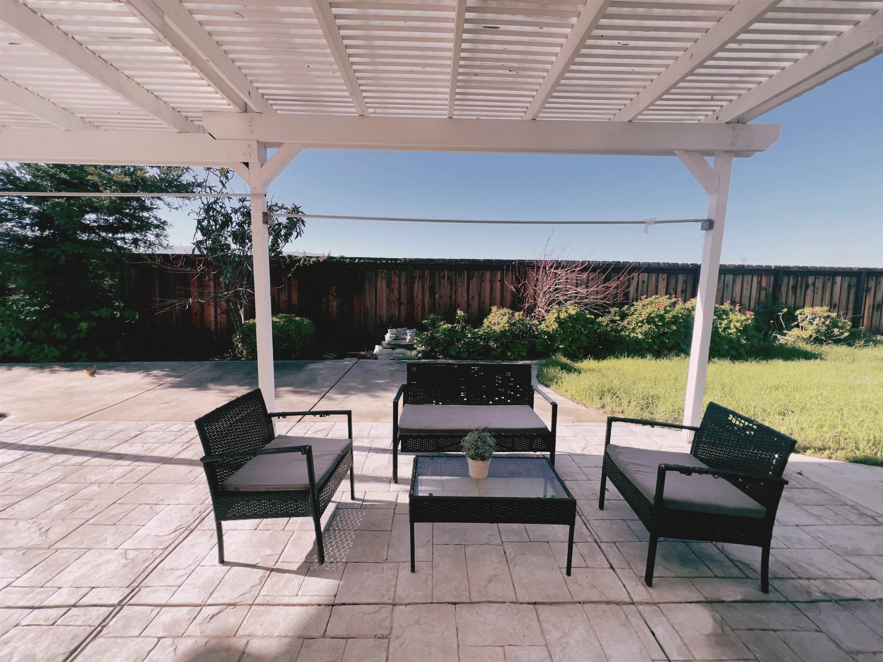 Detail Gallery Image 6 of 27 For 19 Quartz Court, Pittsburg,  CA 94565 - 6 Beds | 3/1 Baths