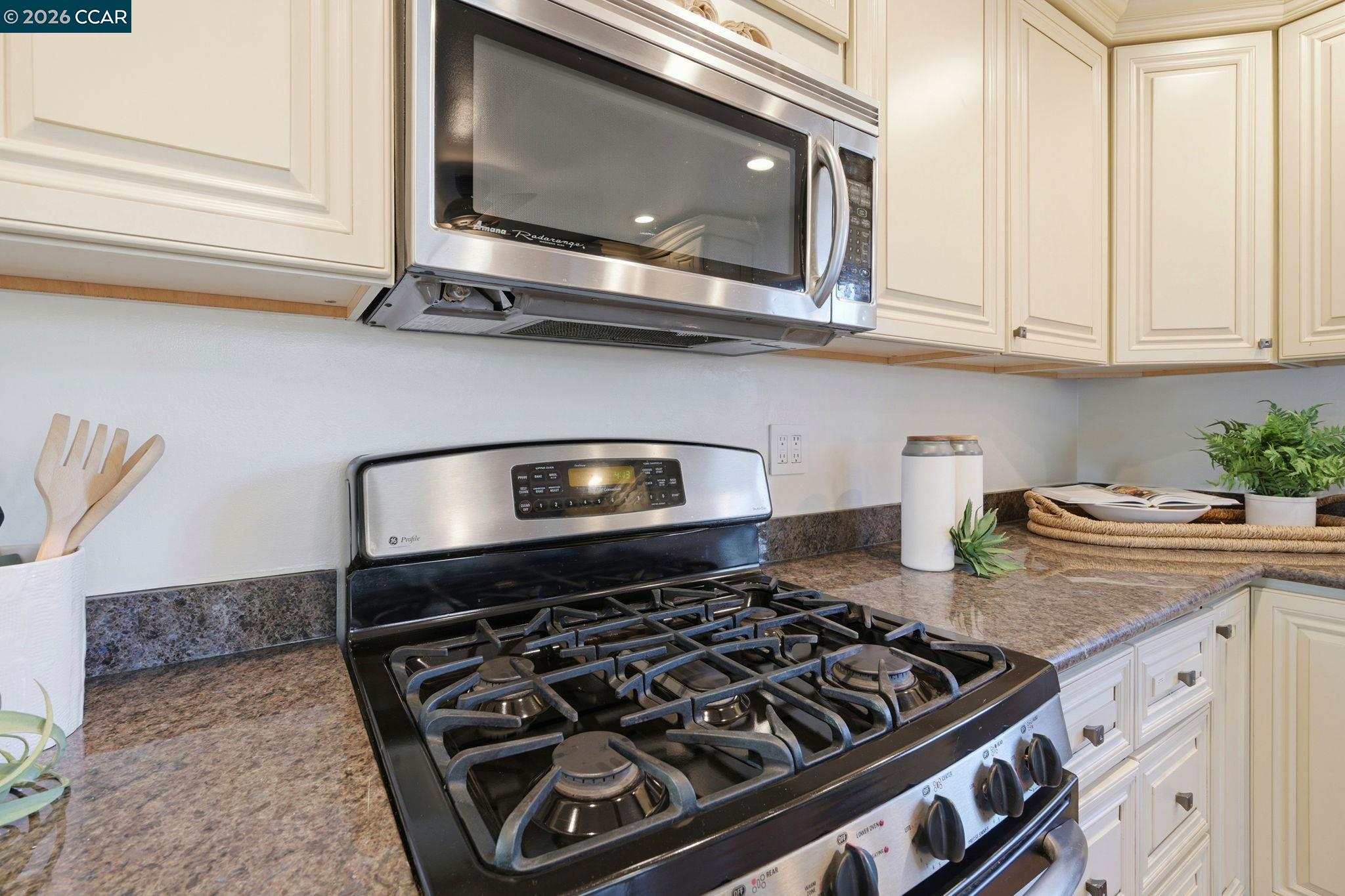 Detail Gallery Image 12 of 41 For 1868 Granada Dr, Concord,  CA 94519 - 4 Beds | 2 Baths