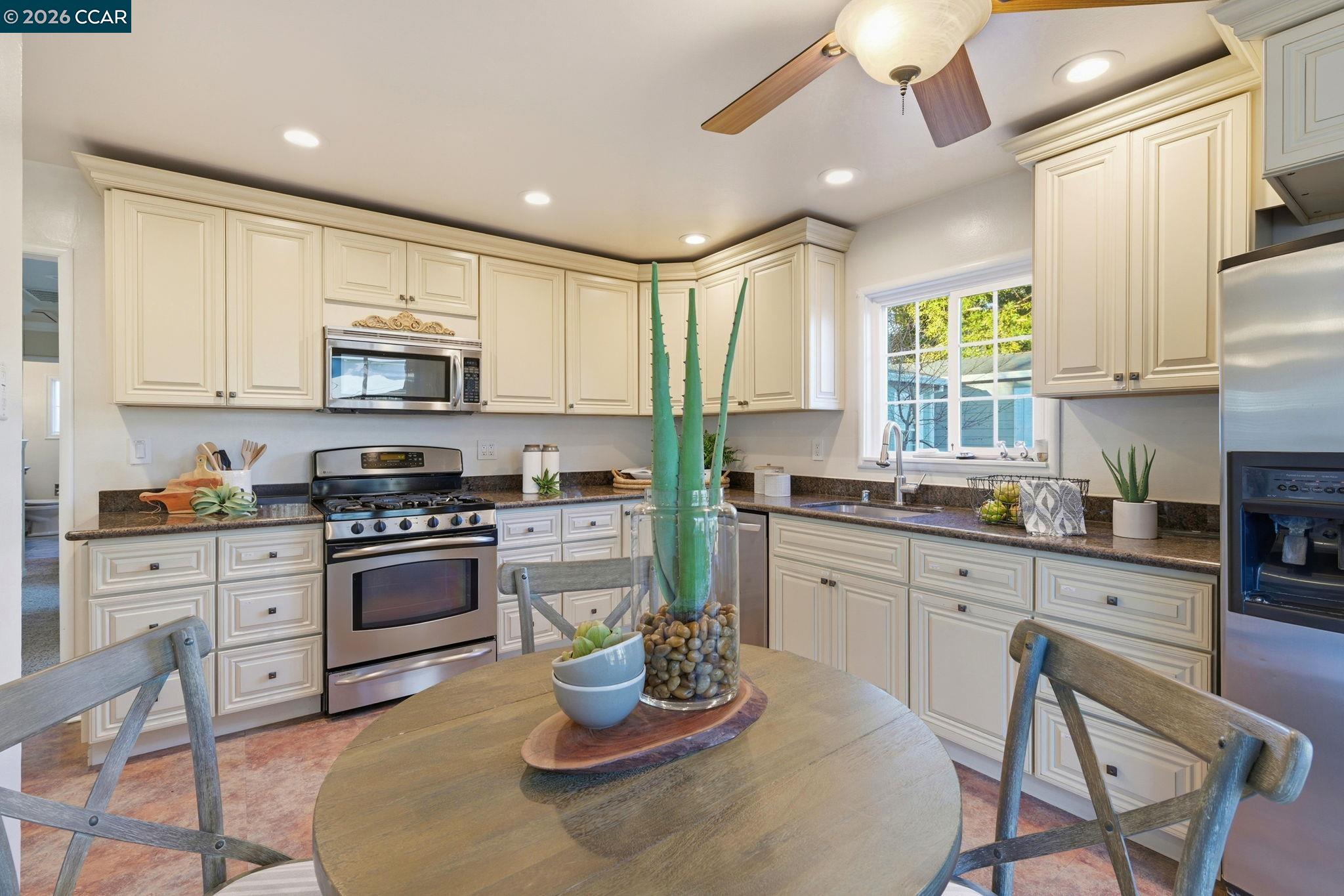 Detail Gallery Image 13 of 41 For 1868 Granada Dr, Concord,  CA 94519 - 4 Beds | 2 Baths