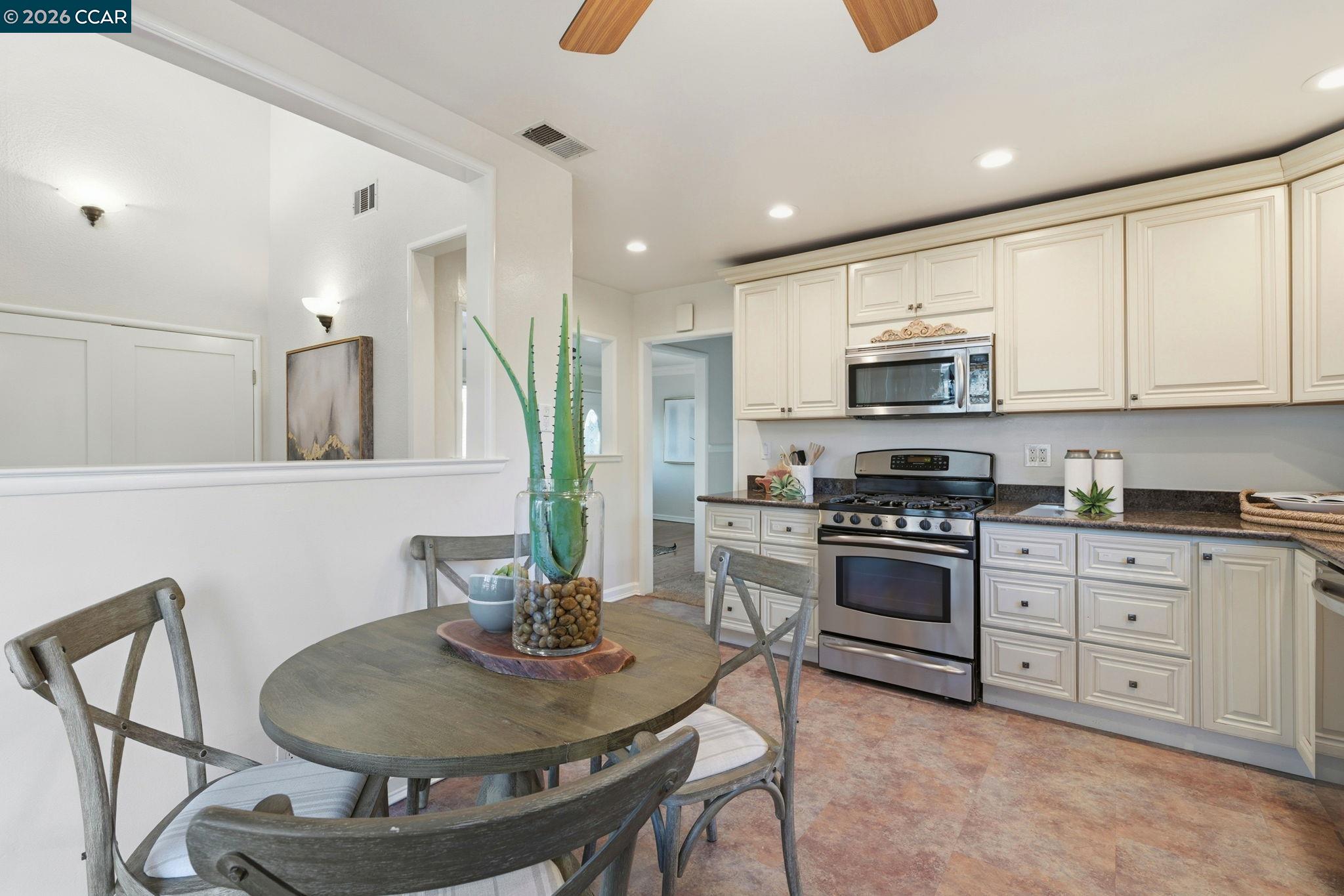 Detail Gallery Image 14 of 41 For 1868 Granada Dr, Concord,  CA 94519 - 4 Beds | 2 Baths