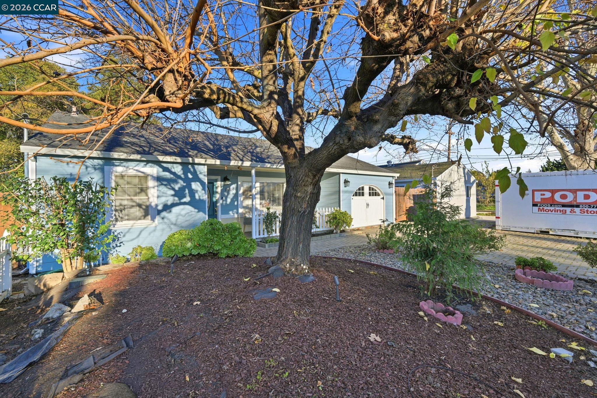 Detail Gallery Image 4 of 41 For 1868 Granada Dr, Concord,  CA 94519 - 4 Beds | 2 Baths