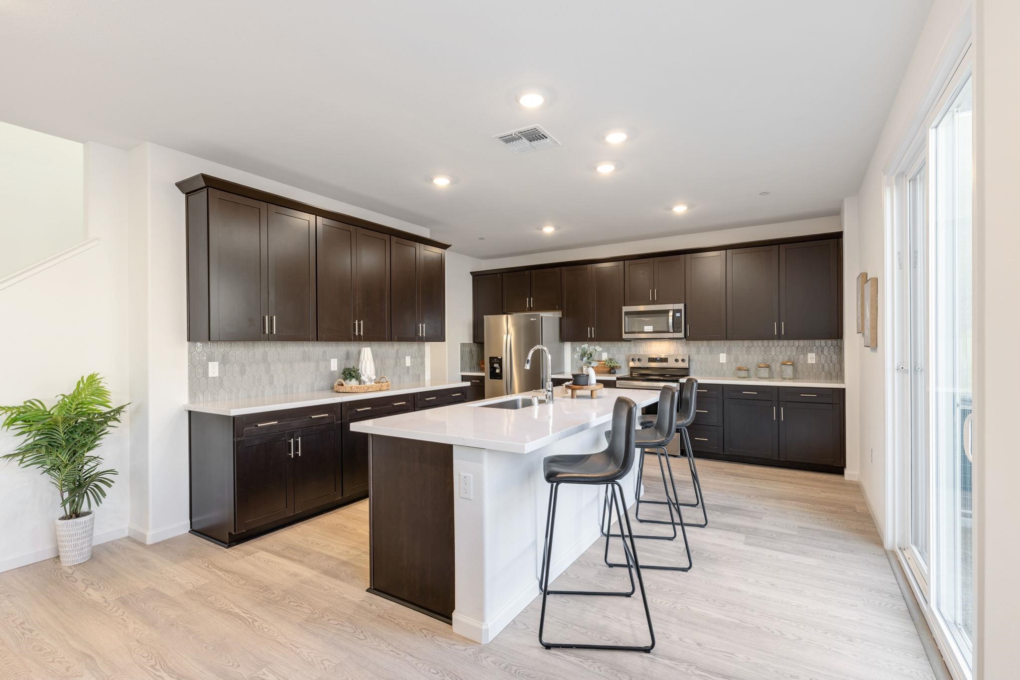 Detail Gallery Image 8 of 52 For 2521 Sather Street, Manteca,  CA 95337 - 5 Beds | 3 Baths