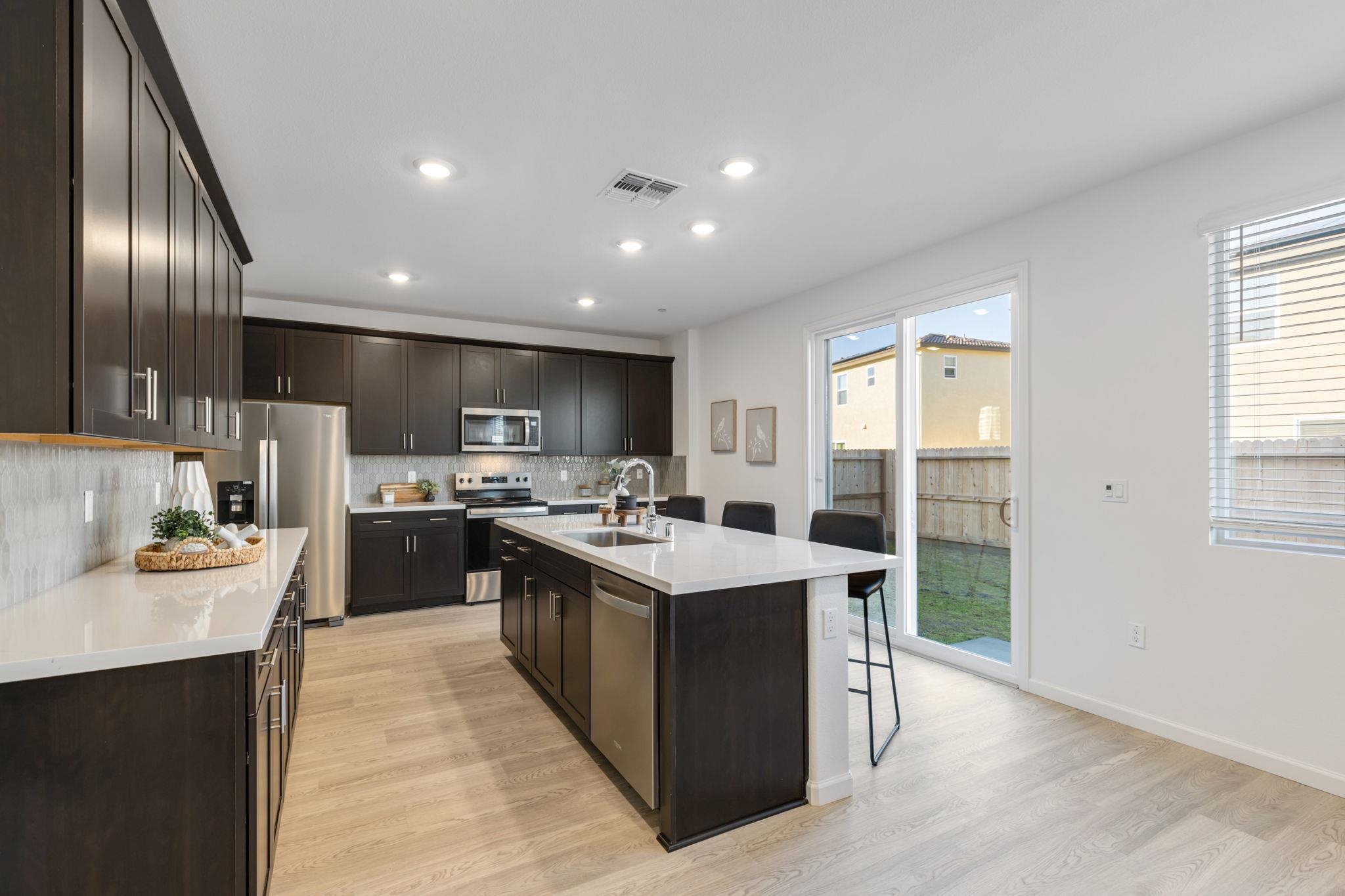 Detail Gallery Image 10 of 52 For 2521 Sather Street, Manteca,  CA 95337 - 5 Beds | 3 Baths