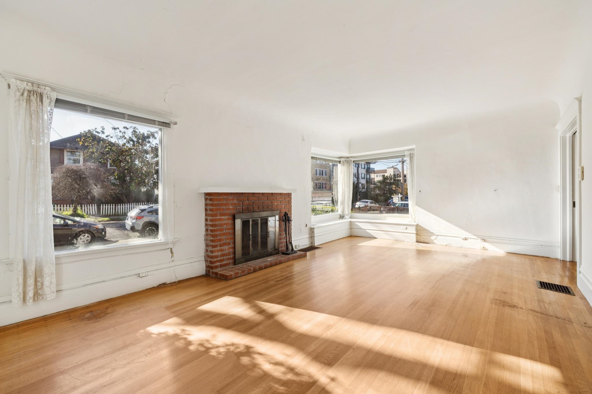 Detail Gallery Image 14 of 60 For 361 Hanover Avenue, Oakland,  CA 94606 - 5 Beds | 2/1 Baths