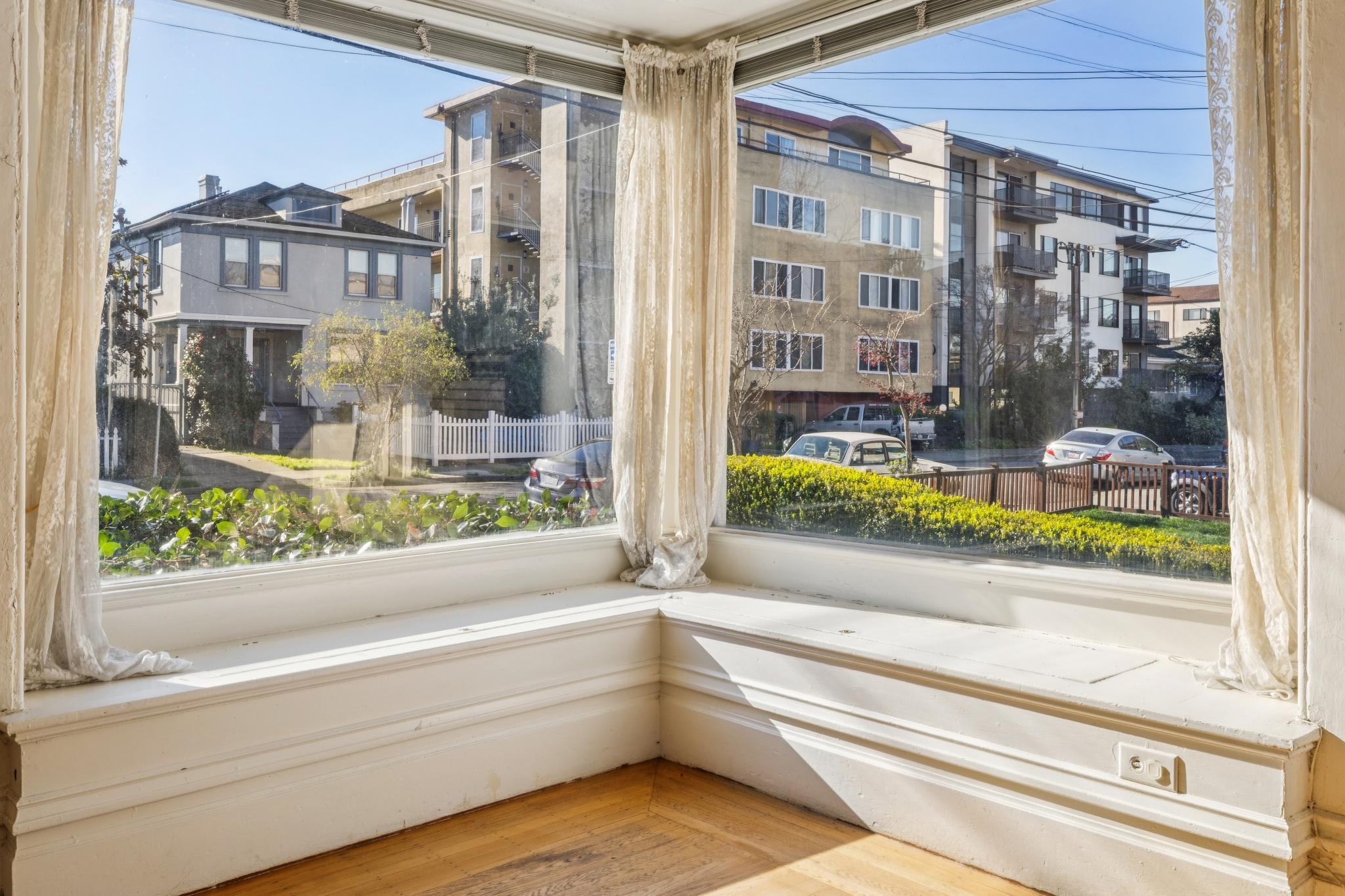 Detail Gallery Image 16 of 60 For 361 Hanover Avenue, Oakland,  CA 94606 - 5 Beds | 2/1 Baths