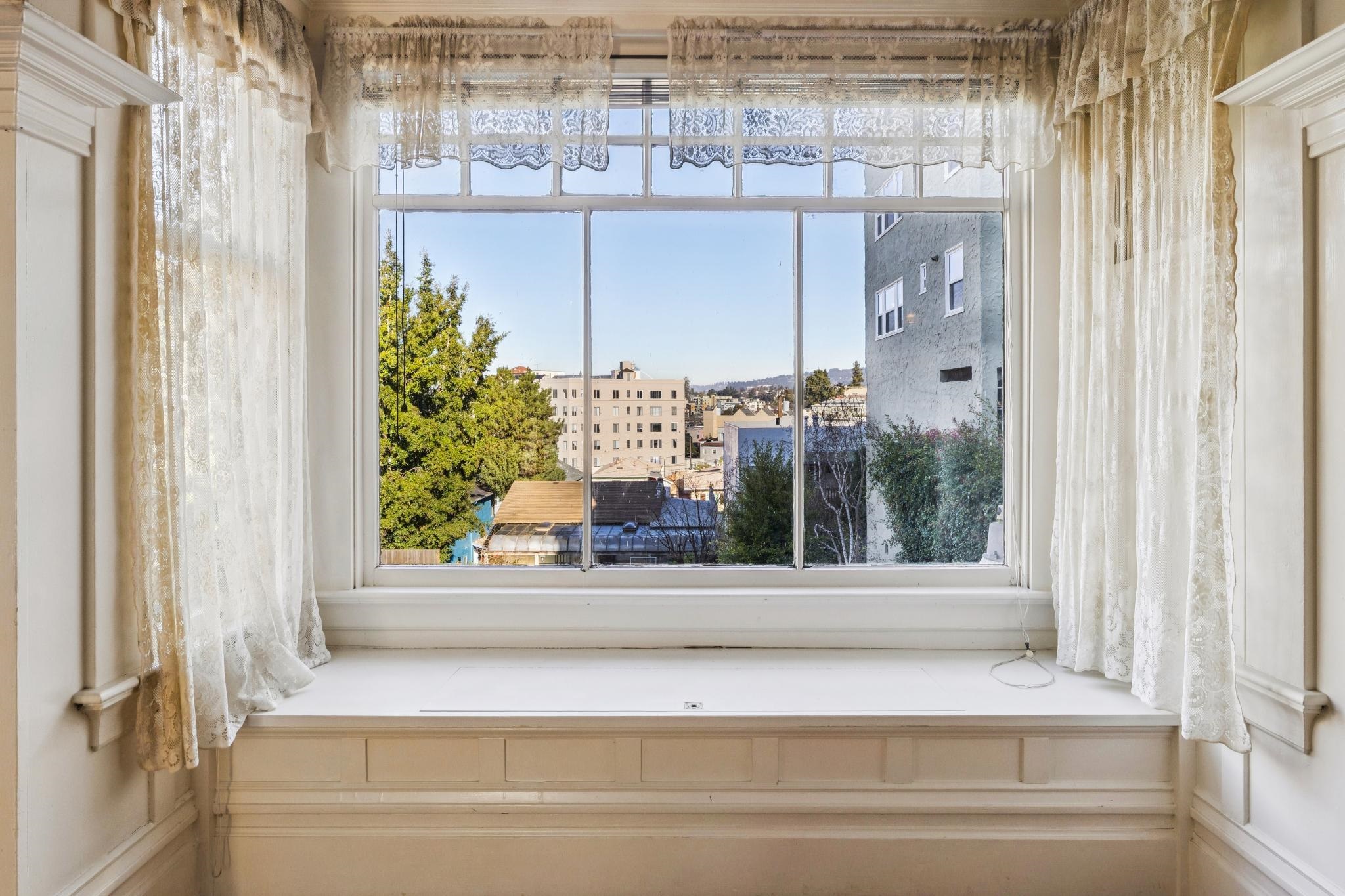 Detail Gallery Image 19 of 60 For 361 Hanover Avenue, Oakland,  CA 94606 - 5 Beds | 2/1 Baths