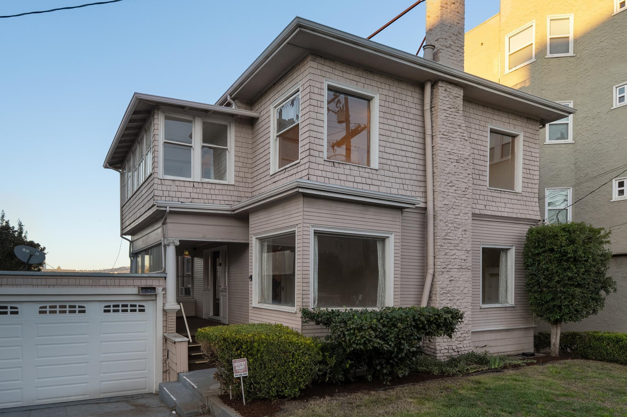 Detail Gallery Image 7 of 60 For 361 Hanover Avenue, Oakland,  CA 94606 - 5 Beds | 2/1 Baths