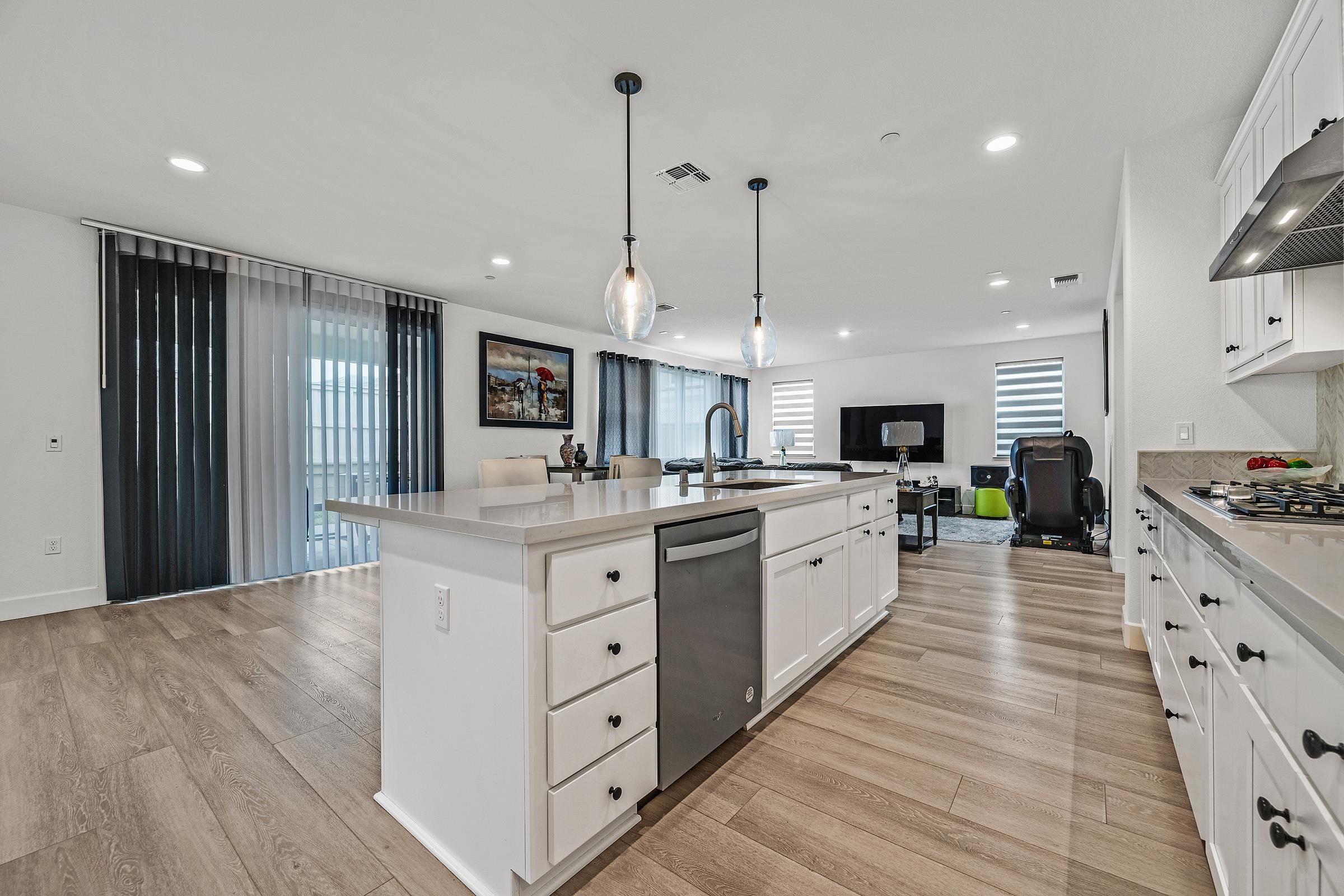 Detail Gallery Image 4 of 39 For 2505 Mulholland Dr, Lathrop,  CA 95330 - 5 Beds | 4/1 Baths