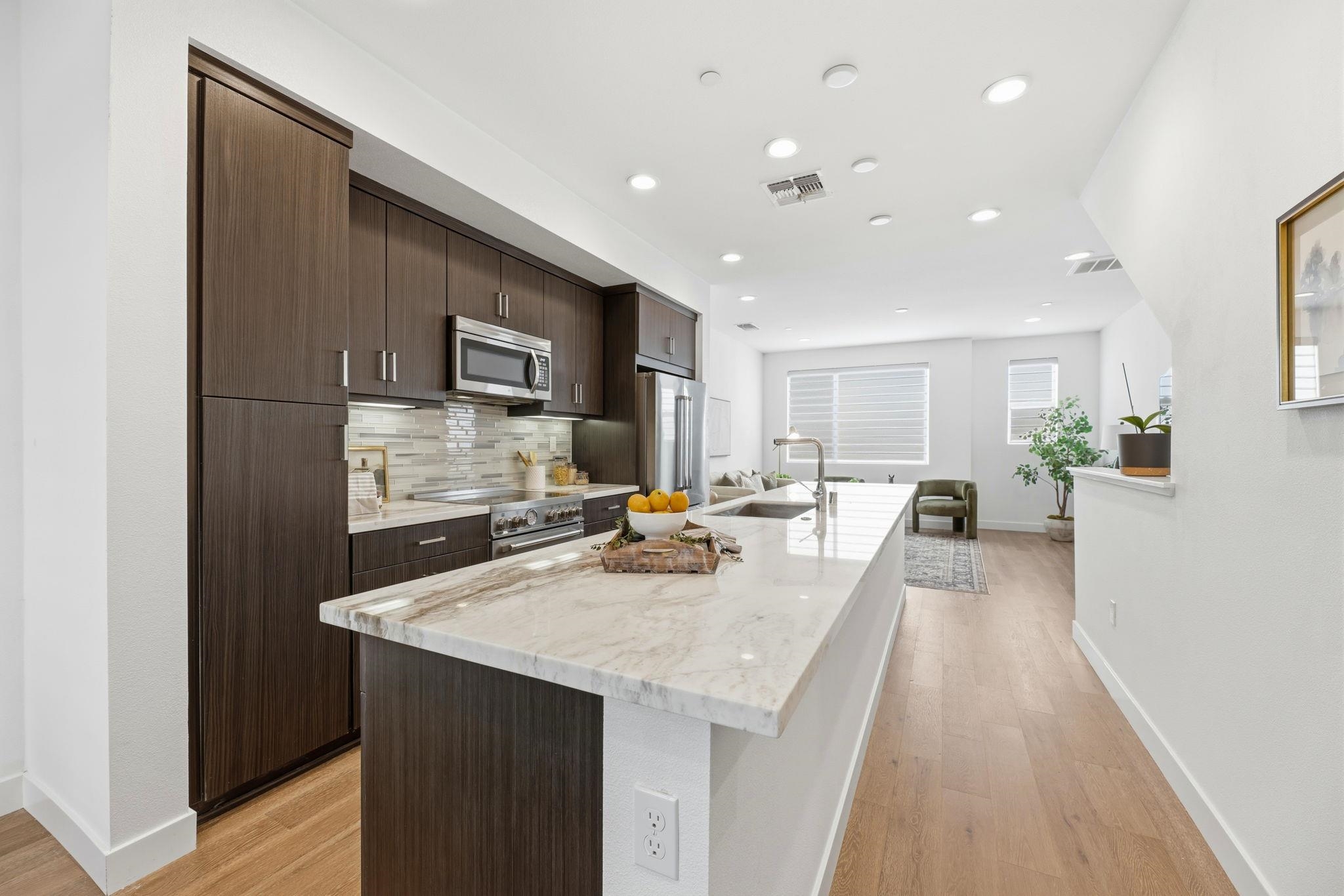 Detail Gallery Image 10 of 41 For 931 Edy Ln, Oakland,  CA 94607 - 2 Beds | 2/1 Baths