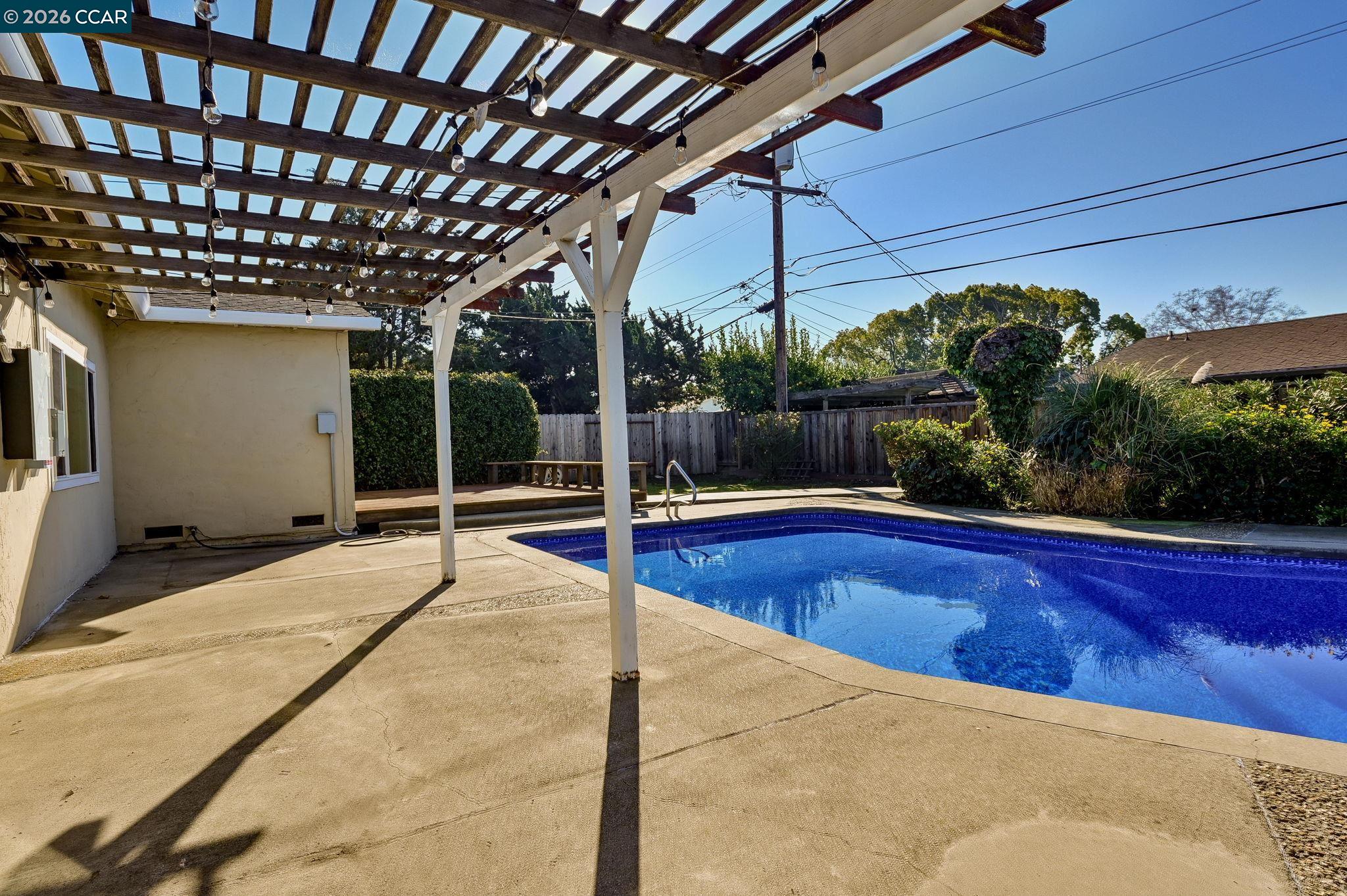 Detail Gallery Image 27 of 37 For 1687 Westwood Dr, Concord,  CA 94521 - 3 Beds | 2 Baths