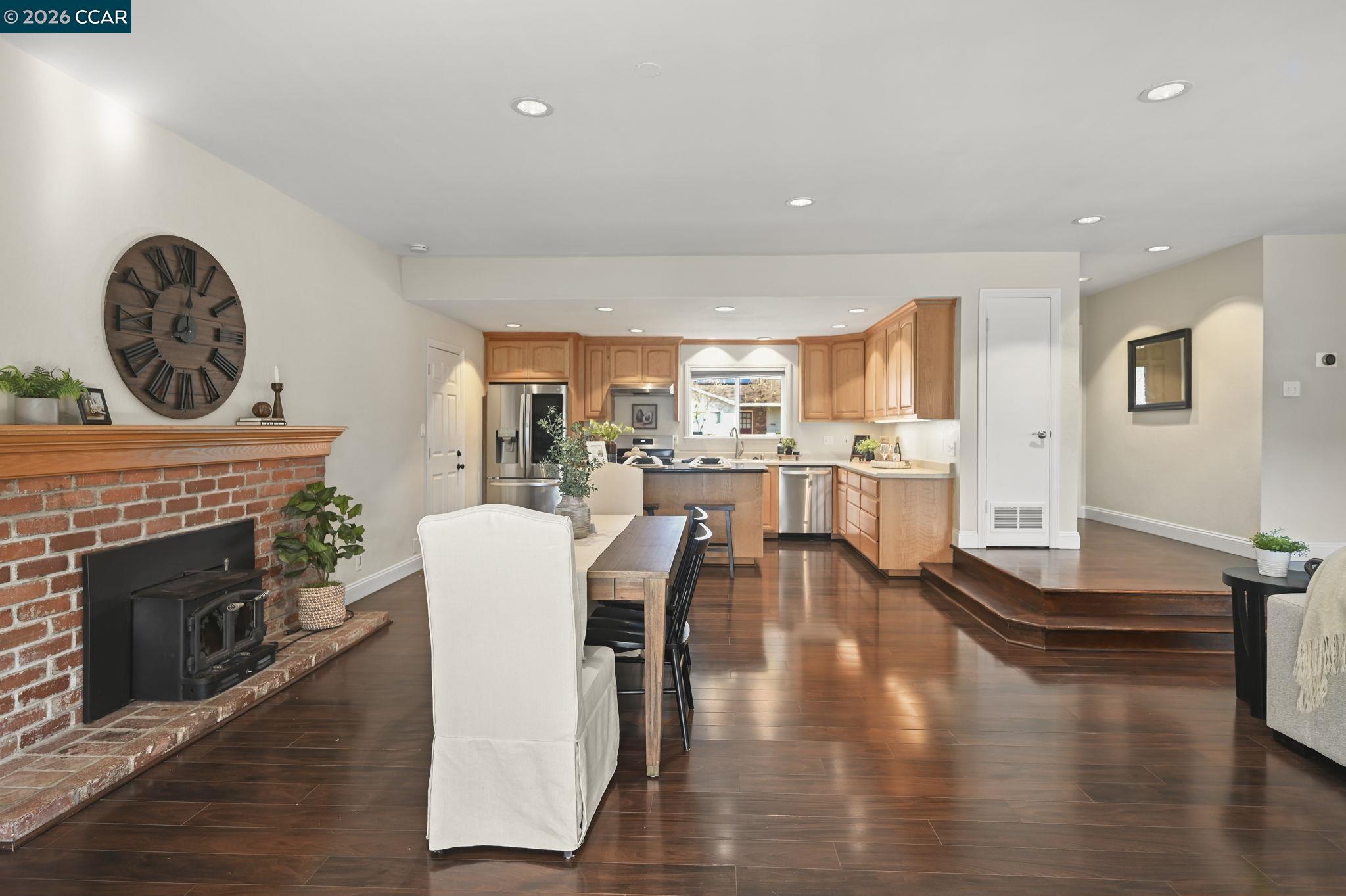Detail Gallery Image 6 of 37 For 1687 Westwood Dr, Concord,  CA 94521 - 3 Beds | 2 Baths