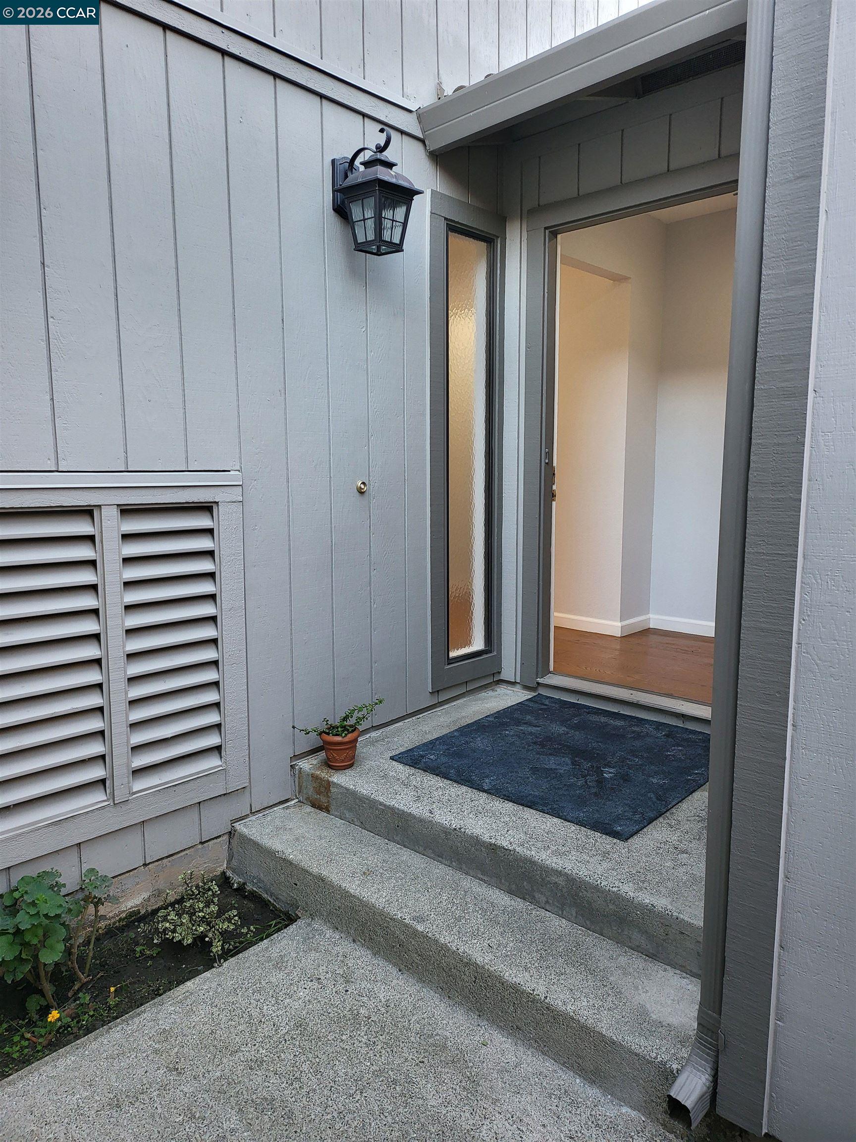 Detail Gallery Image 3 of 18 For 11 Range Ct, Hercules,  CA 94547 - 3 Beds | 2/1 Baths