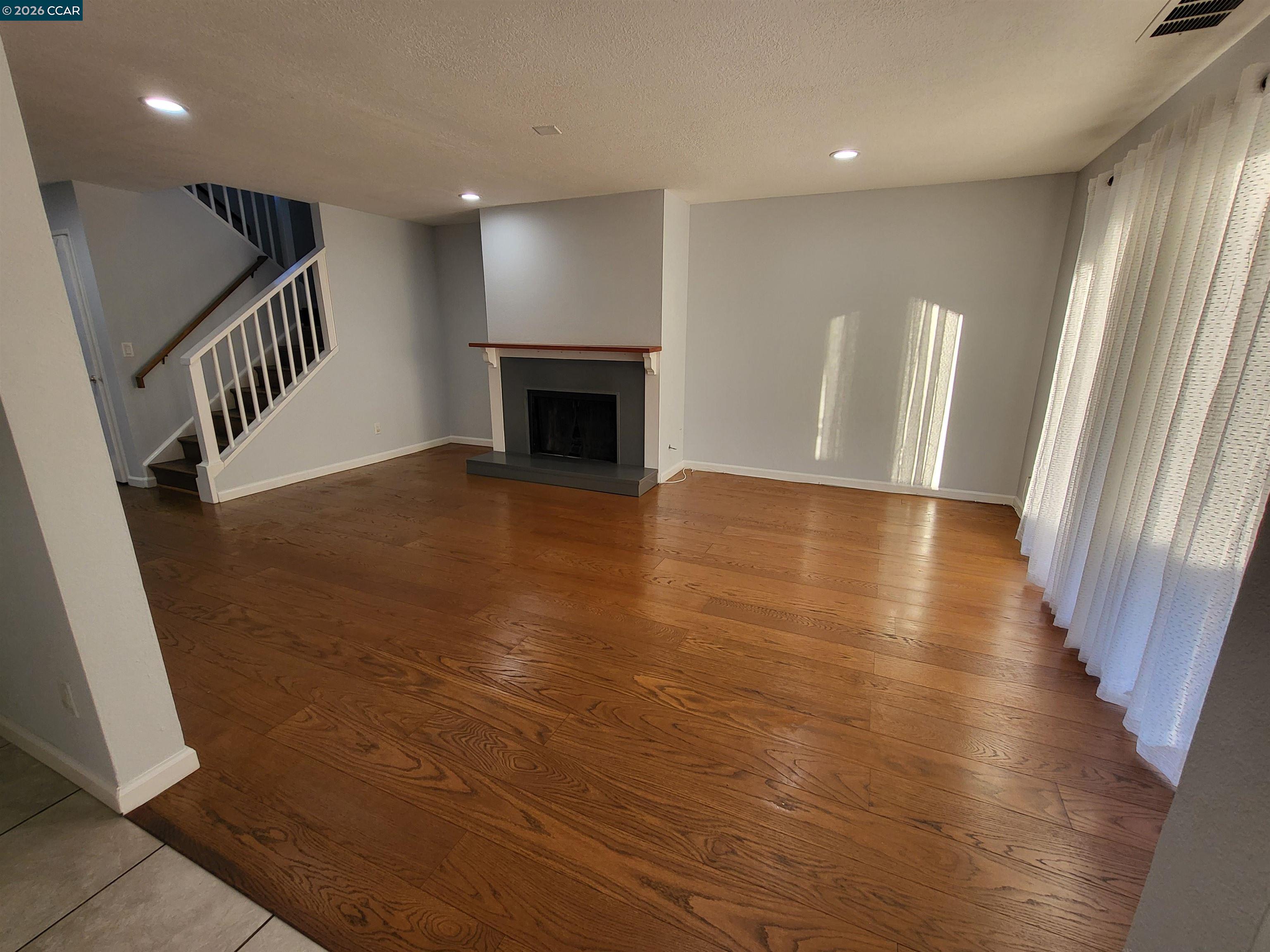 Detail Gallery Image 4 of 18 For 11 Range Ct, Hercules,  CA 94547 - 3 Beds | 2/1 Baths