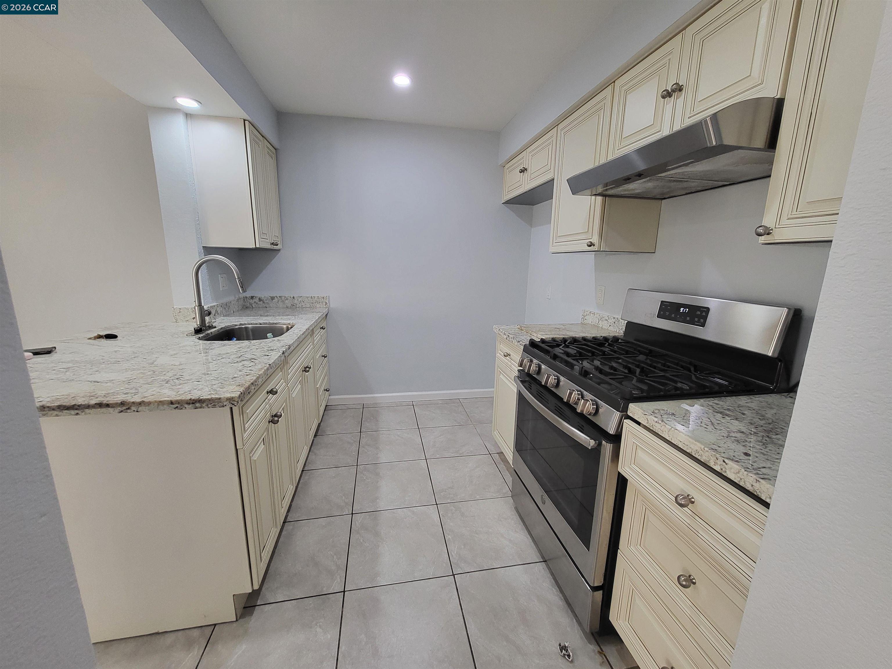 Detail Gallery Image 8 of 18 For 11 Range Ct, Hercules,  CA 94547 - 3 Beds | 2/1 Baths