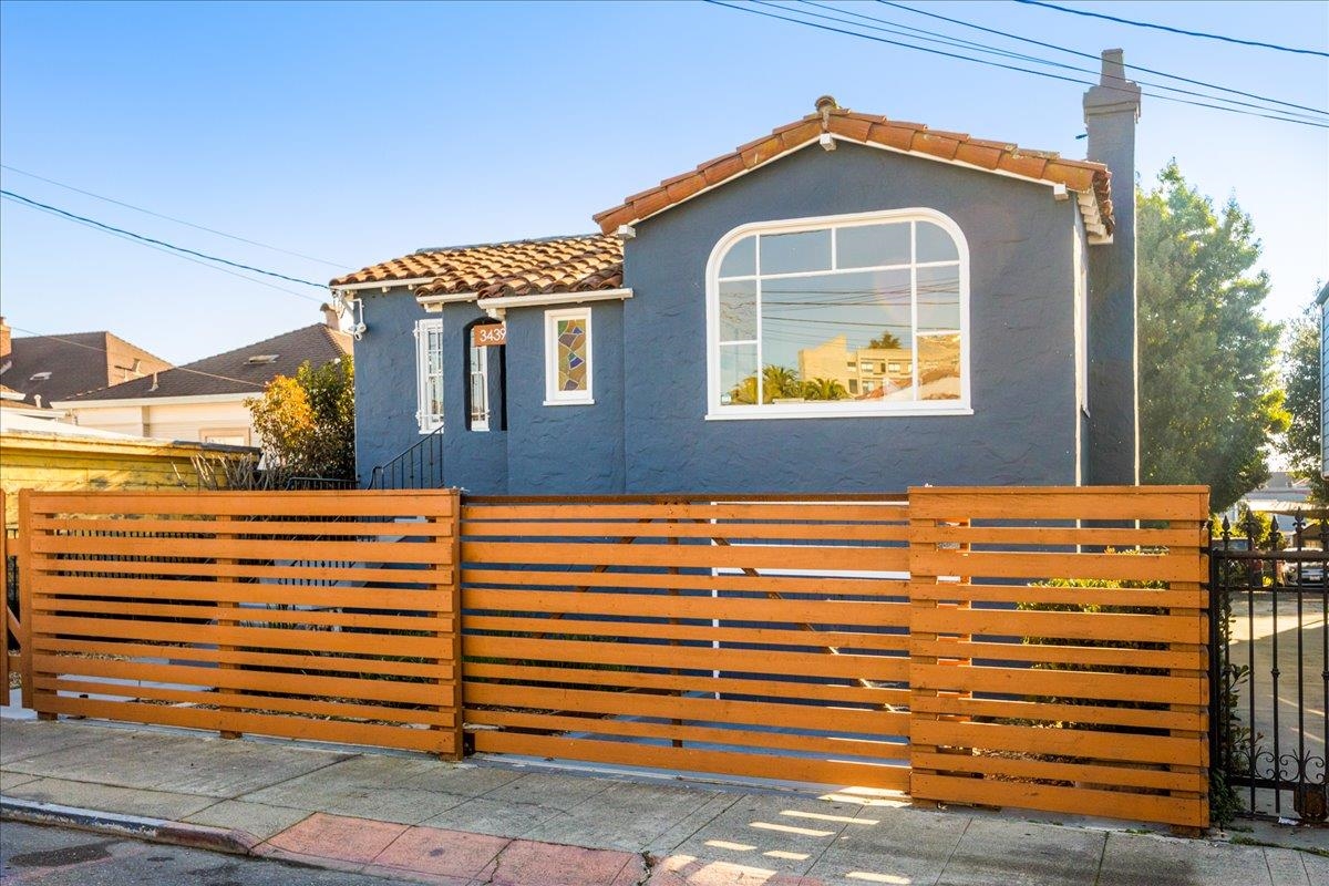 Detail Gallery Image 2 of 59 For 3439 E 18th St, Oakland,  CA 94601 - 3 Beds | 2/1 Baths