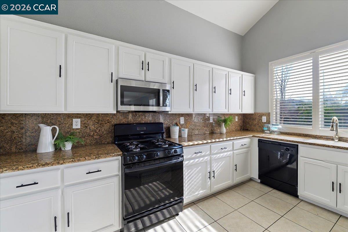 Detail Gallery Image 9 of 40 For 1100 Cherry Blossom Ln, Tracy,  CA 95377 - 4 Beds | 2/1 Baths