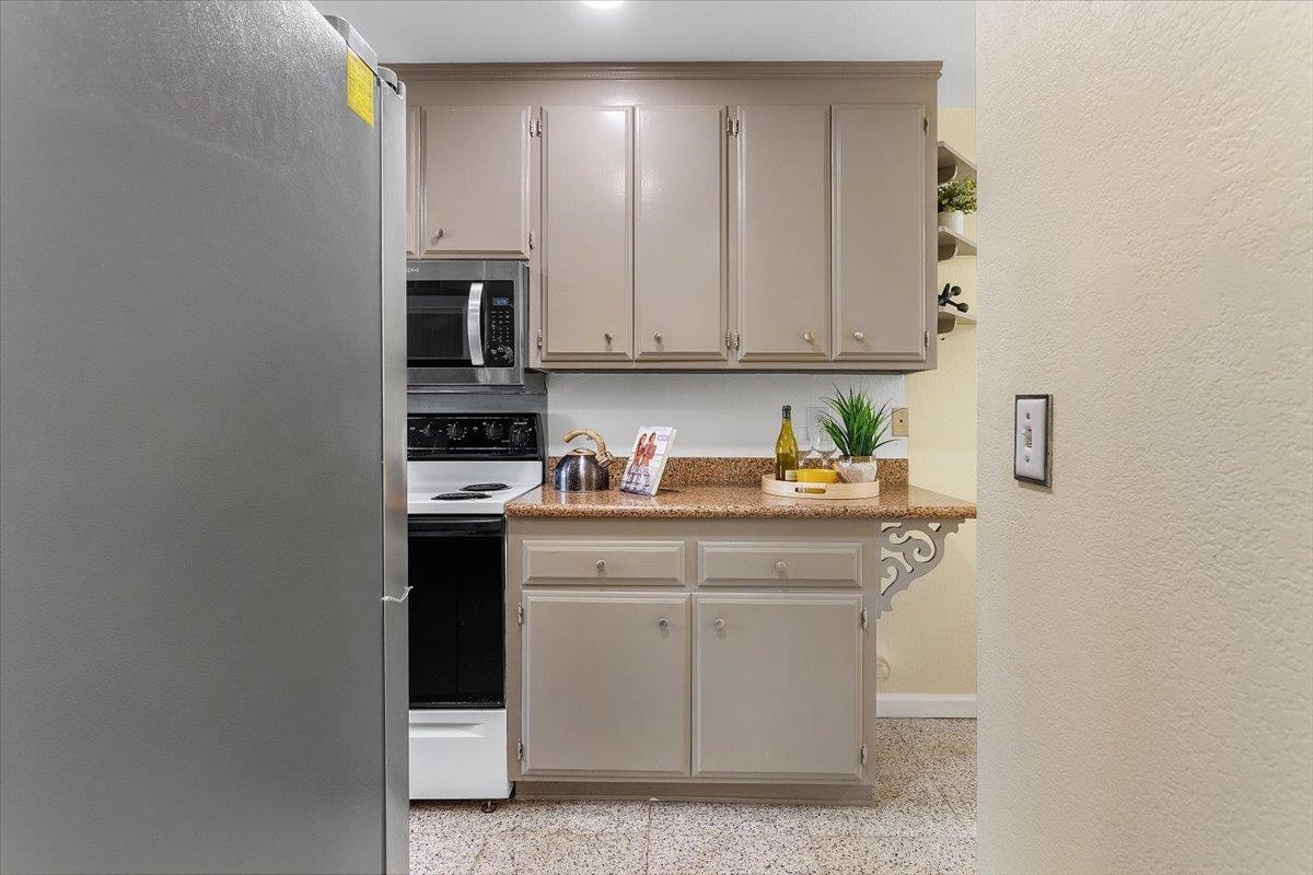 Detail Gallery Image 5 of 30 For 31131 Alvarado Niles Rd, Union City,  CA 94587 - 2 Beds | 1/1 Baths