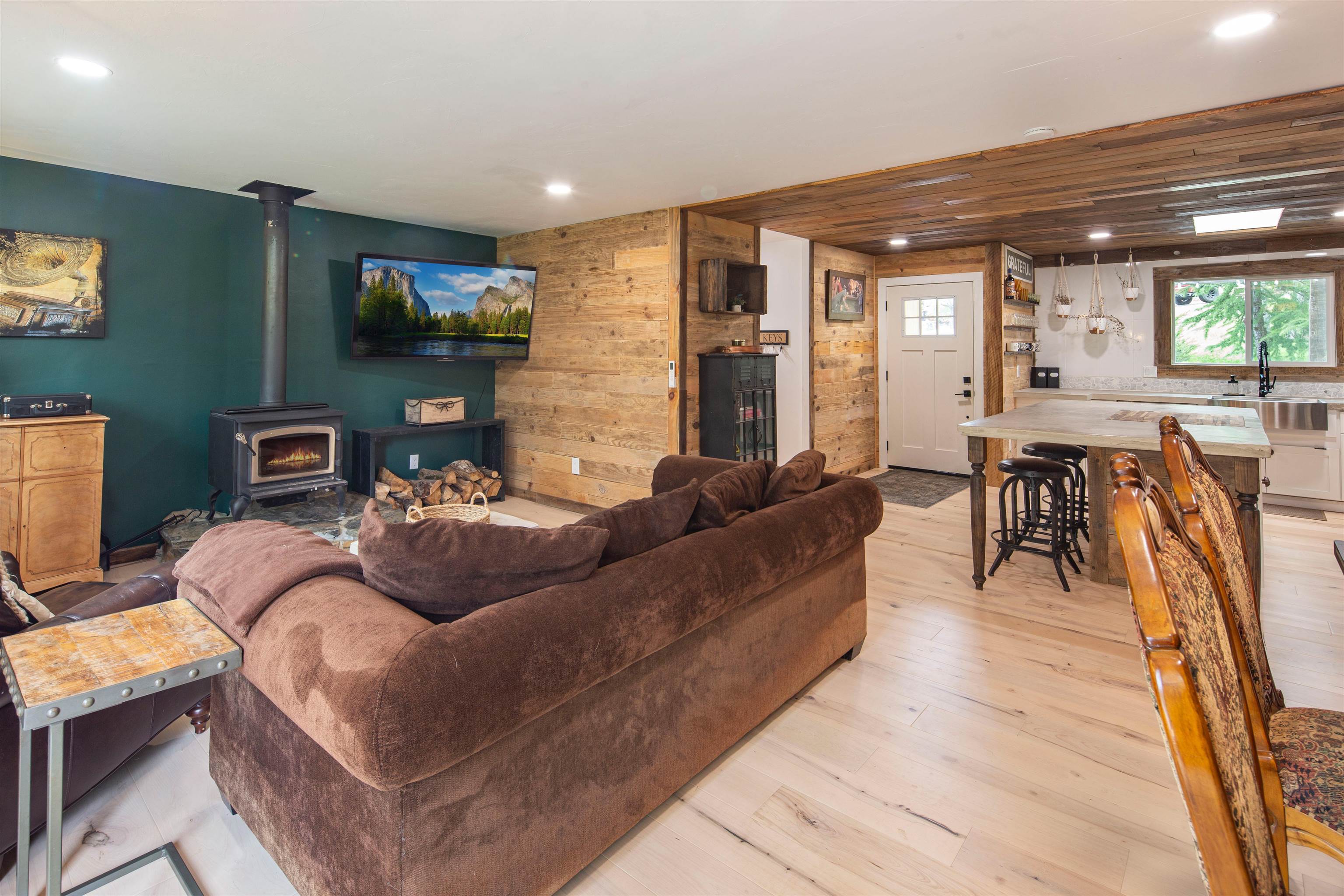 Detail Gallery Image 11 of 42 For 12874 Green Valley Cir, Groveland,  CA 95321 - 3 Beds | 2 Baths