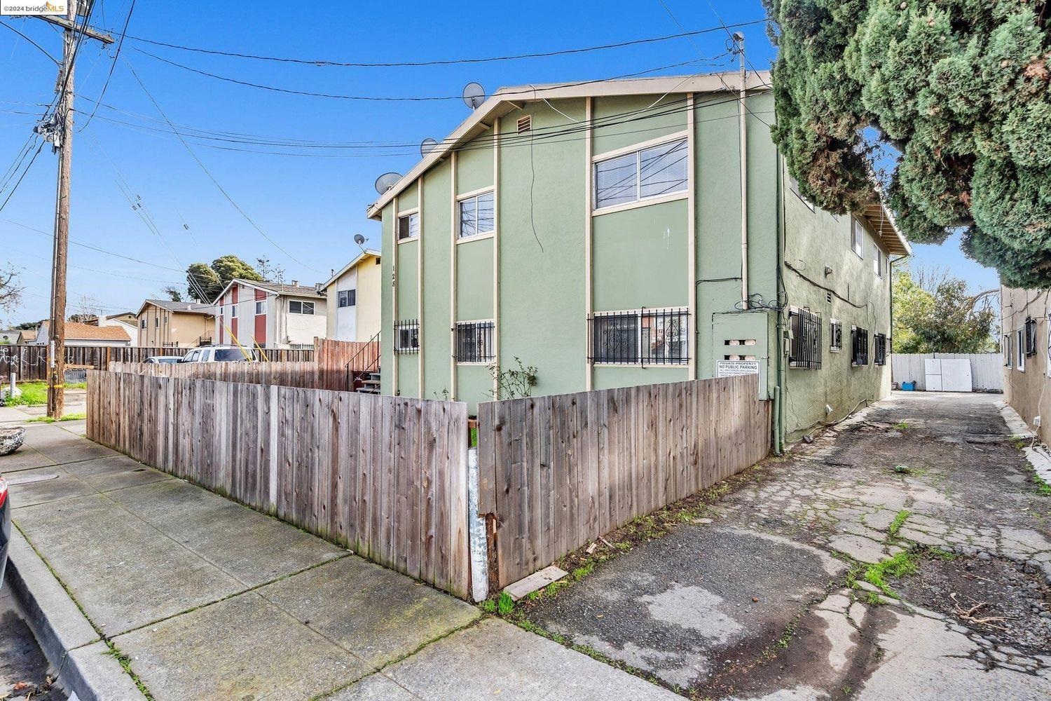 Detail Gallery Image 3 of 22 For 128 Catron Dr, Oakland,  CA 94603 - – Beds | – Baths