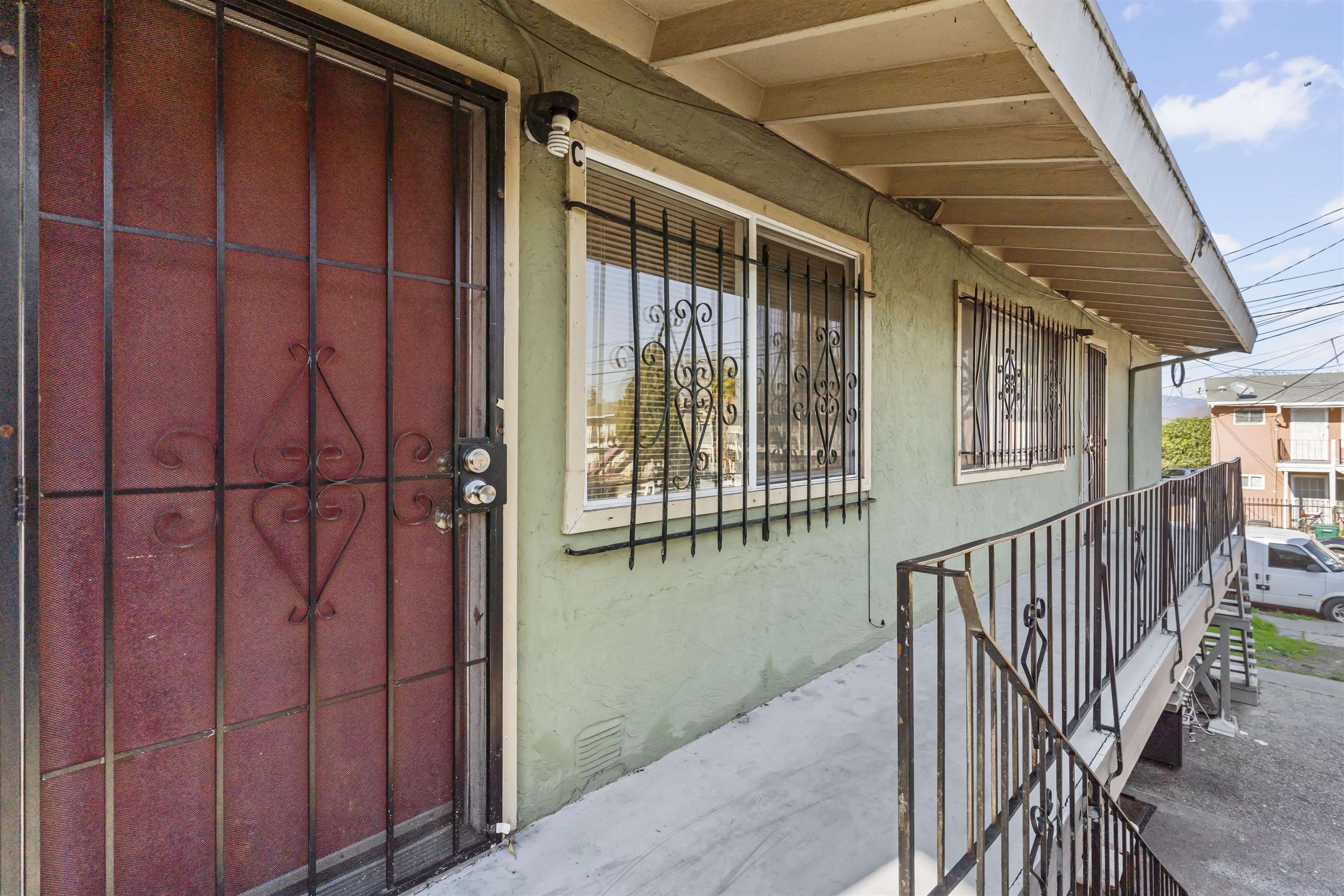 Detail Gallery Image 4 of 22 For 128 Catron Dr, Oakland,  CA 94603 - – Beds | – Baths