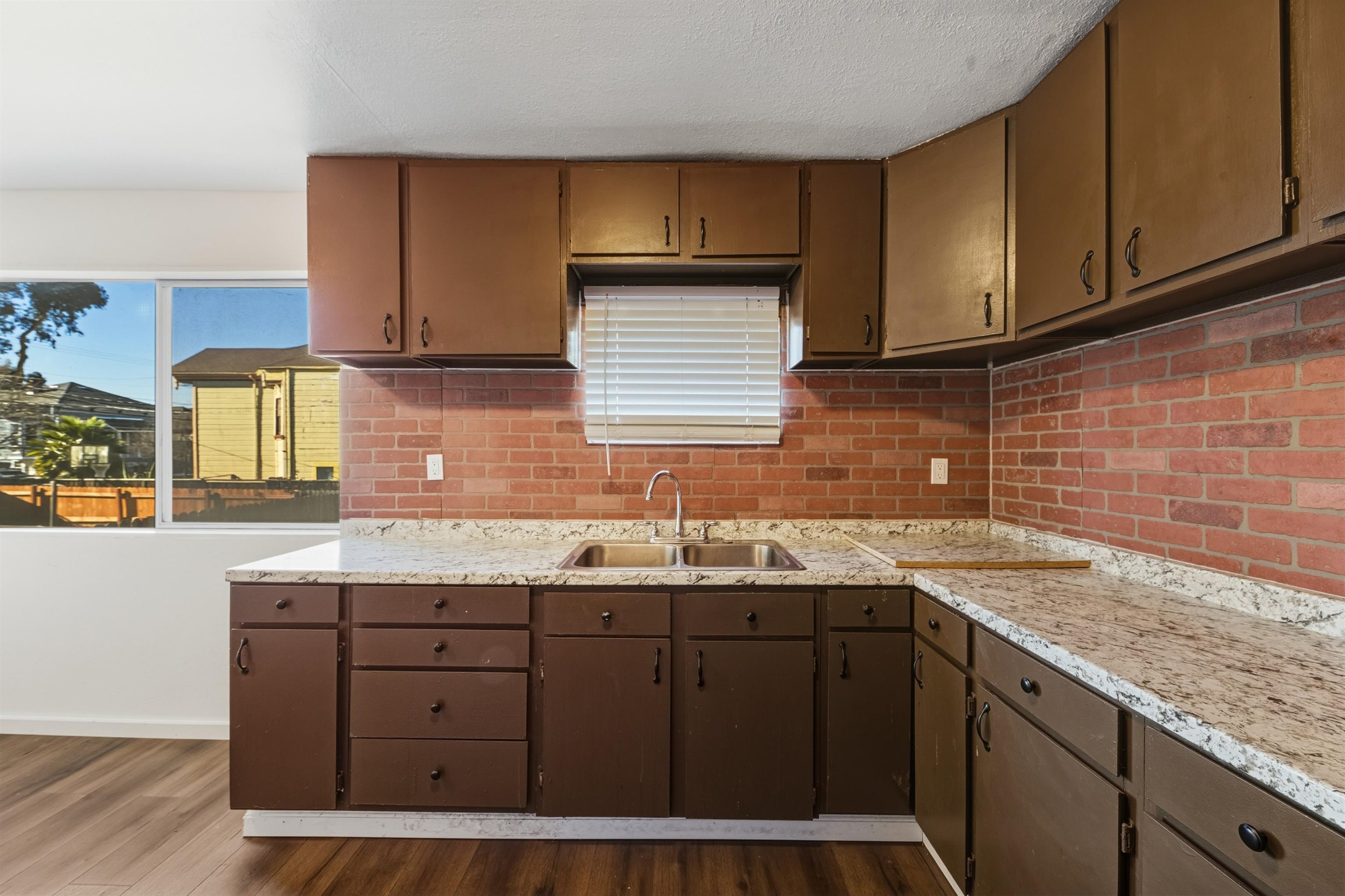 Detail Gallery Image 8 of 17 For 1111 Campbell St, Oakland,  CA 94607 - 3 Beds | 1 Baths