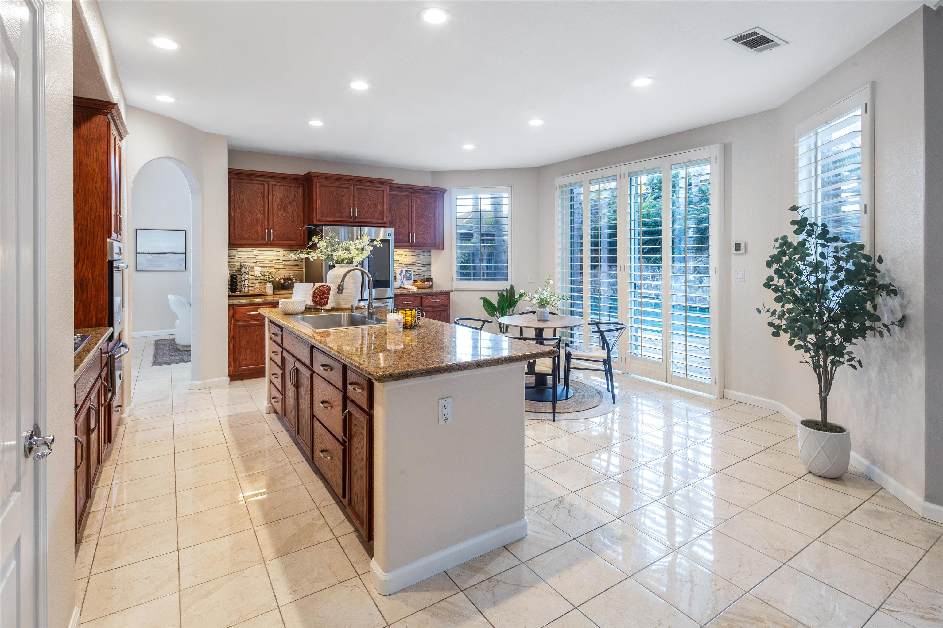 Detail Gallery Image 17 of 60 For 1834 Sanger Peak Way, Antioch,  CA 94531 - 5 Beds | 3 Baths