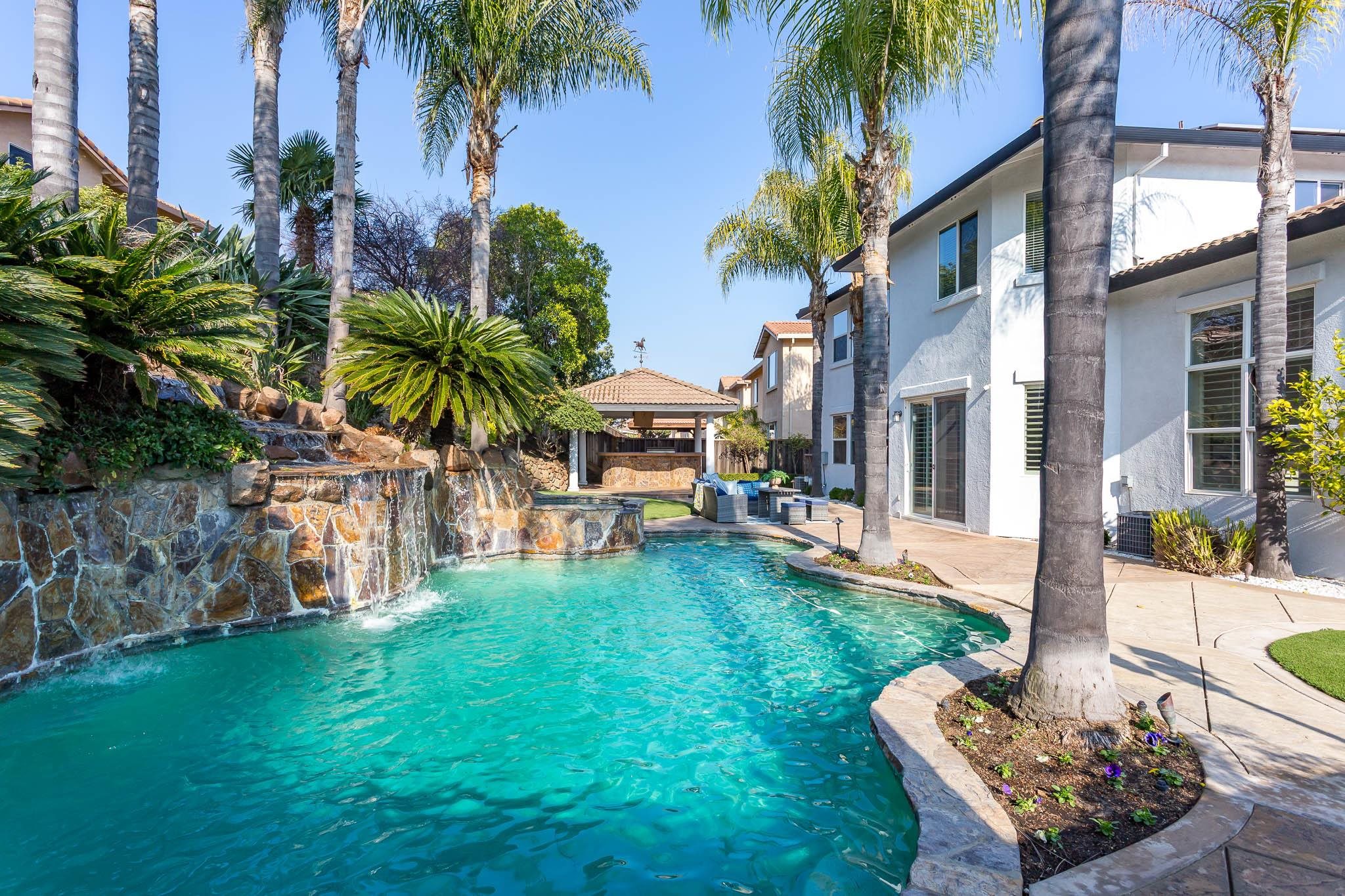 Detail Gallery Image 7 of 60 For 1834 Sanger Peak Way, Antioch,  CA 94531 - 5 Beds | 3 Baths