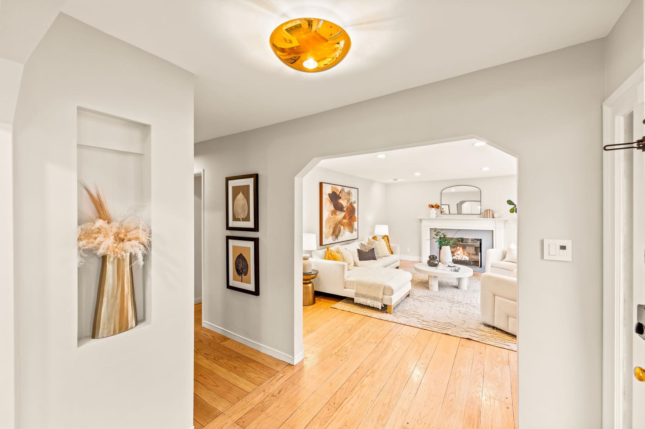 Detail Gallery Image 4 of 43 For 1678 Trestle Glen Rd., Oakland,  CA 94610 - 3 Beds | 2 Baths