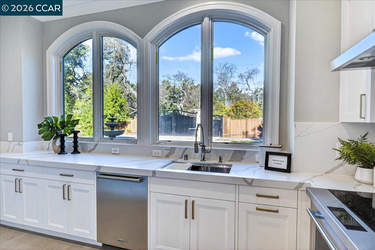 Detail Gallery Image 15 of 49 For 74 Middlefield Rd, Atherton,  CA 94027 - 9 Beds | 9/1 Baths