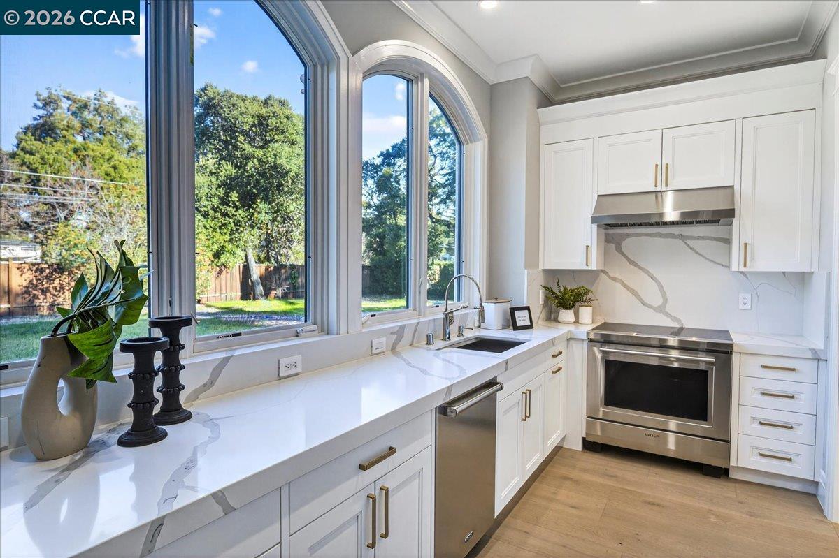 Detail Gallery Image 16 of 49 For 74 Middlefield Rd, Atherton,  CA 94027 - 9 Beds | 9/1 Baths