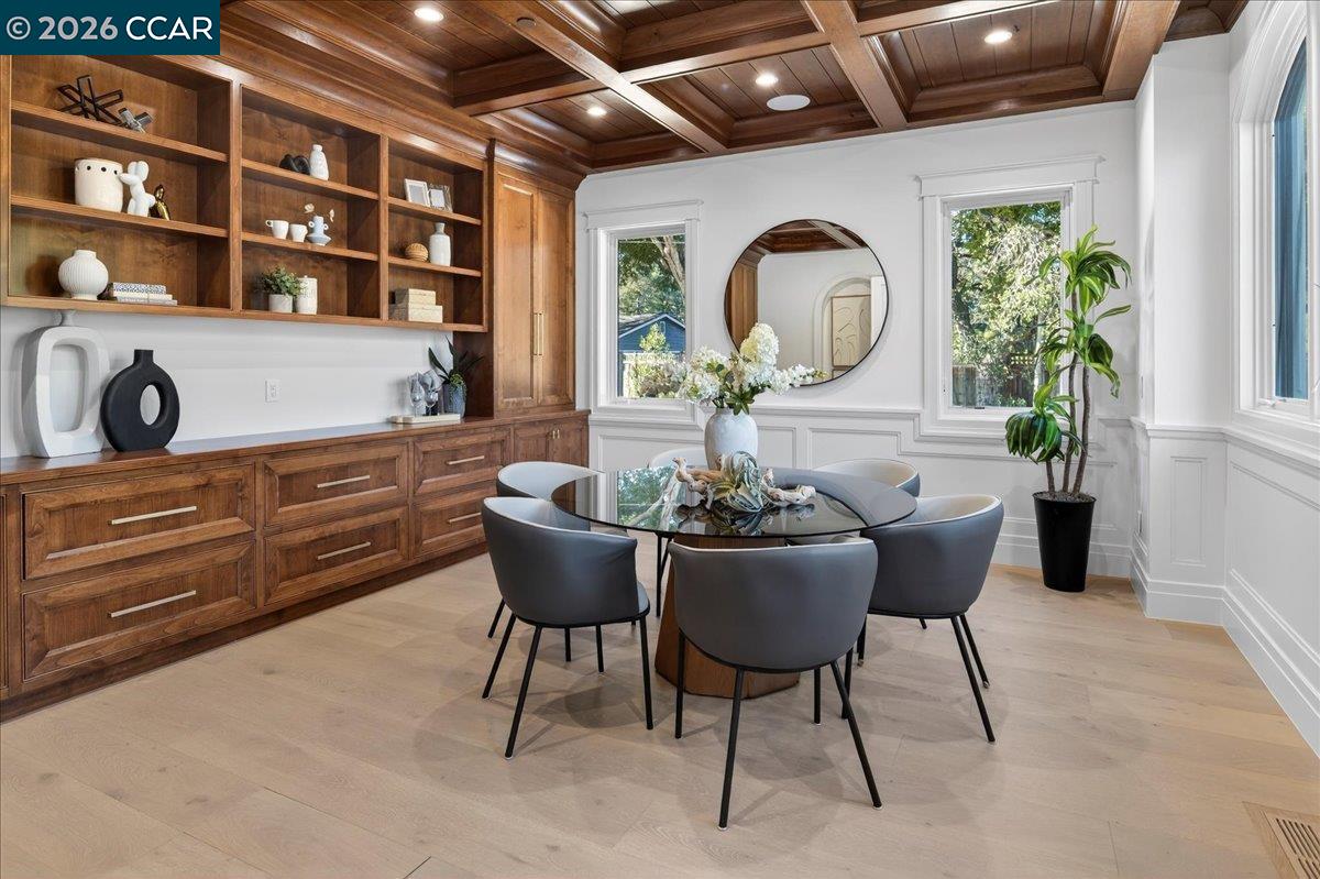 Detail Gallery Image 17 of 49 For 74 Middlefield Rd, Atherton,  CA 94027 - 9 Beds | 9/1 Baths