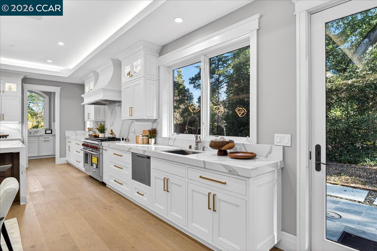 Detail Gallery Image 10 of 49 For 74 Middlefield Rd, Atherton,  CA 94027 - 9 Beds | 9/1 Baths