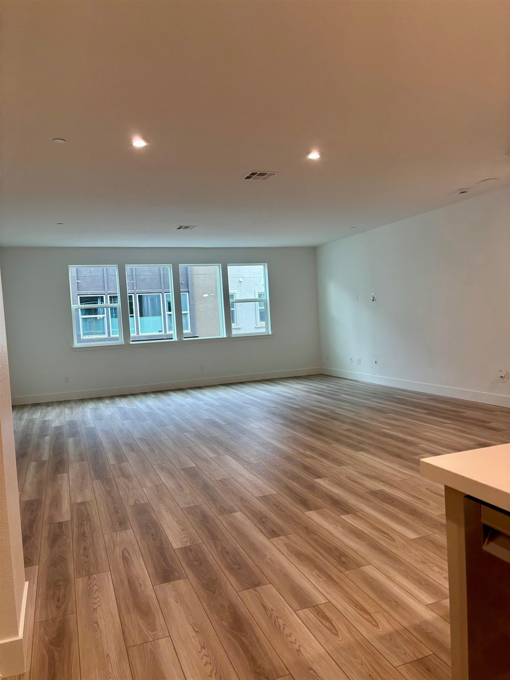 Detail Gallery Image 3 of 18 For 904 More Lane #1802,  Morgan Hill,  CA 95037 - 3 Beds | 3/1 Baths