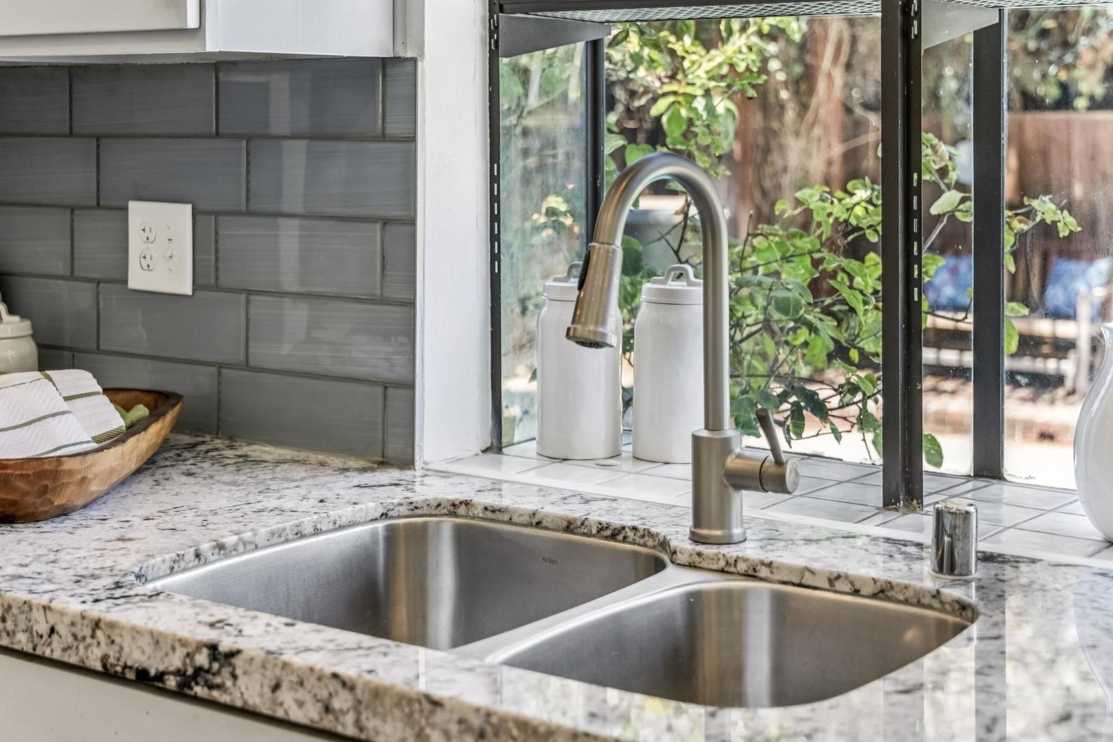 Detail Gallery Image 9 of 54 For 4943 Rice Dr, San Jose,  CA 95111 - 4 Beds | 2/1 Baths