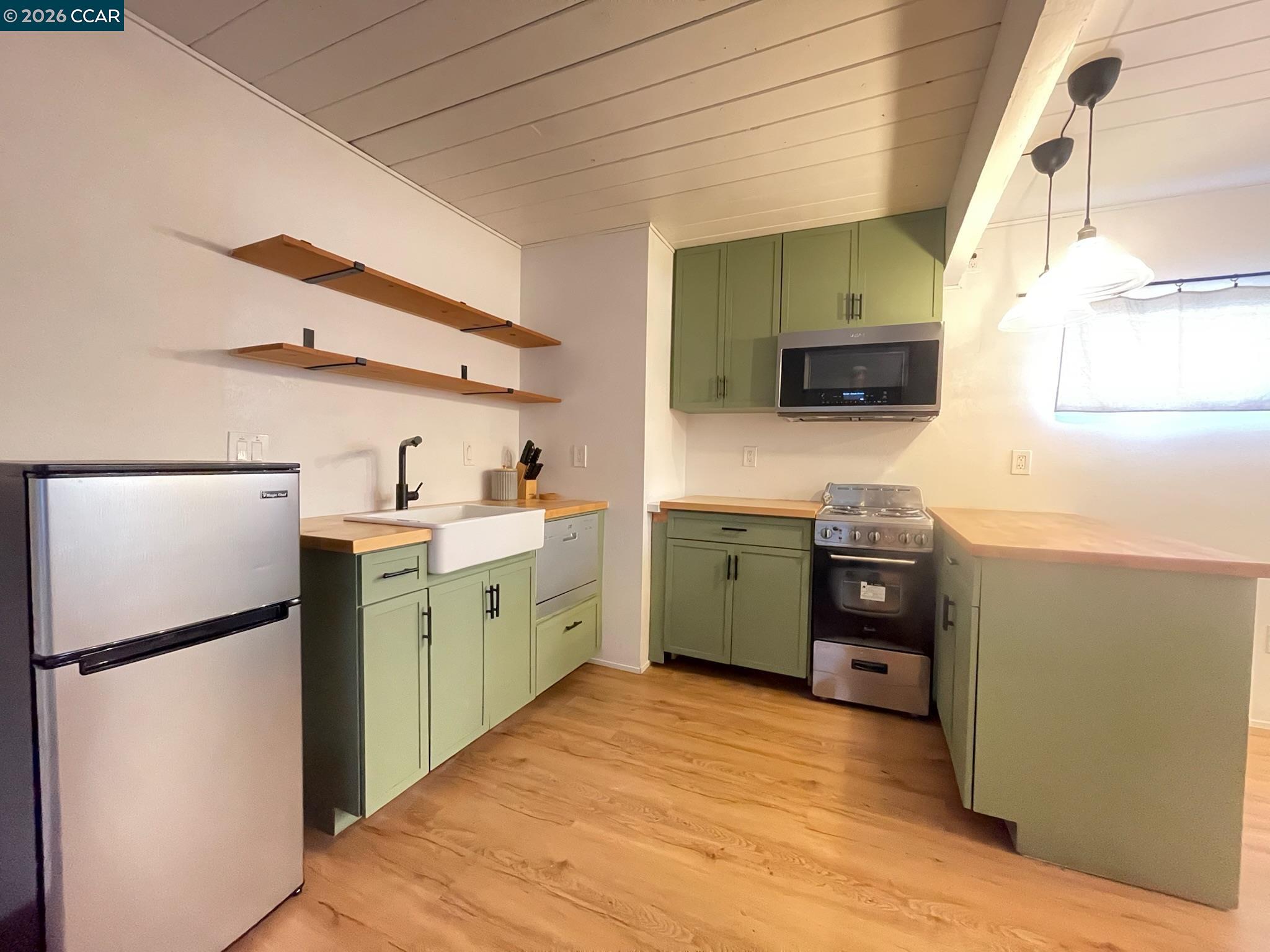 Detail Gallery Image 4 of 17 For 924 E Meadow Ave Adu,  Pinole,  CA 94564 - 1 Beds | 1 Baths