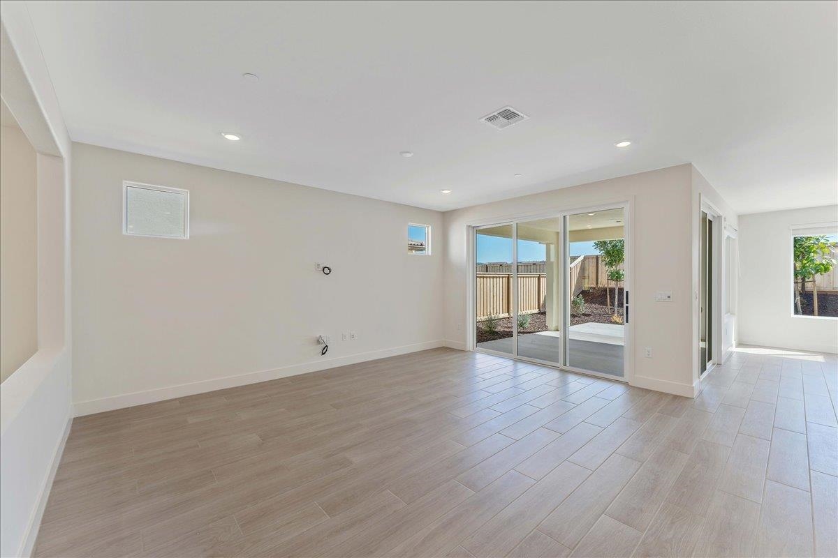 Detail Gallery Image 4 of 25 For 3214 Woody Way, Hollister,  CA 95023 - 3 Beds | 2/1 Baths