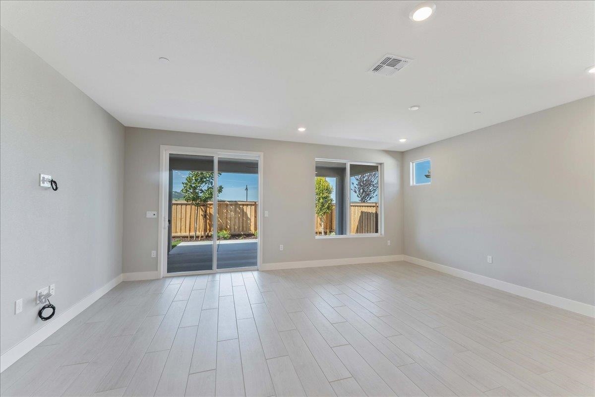 Detail Gallery Image 4 of 25 For 3247 Woody Way, Hollister,  CA 95023 - 3 Beds | 2/1 Baths