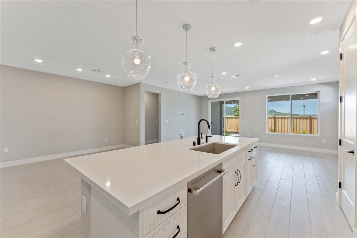 Detail Gallery Image 8 of 25 For 3247 Woody Way, Hollister,  CA 95023 - 3 Beds | 2/1 Baths