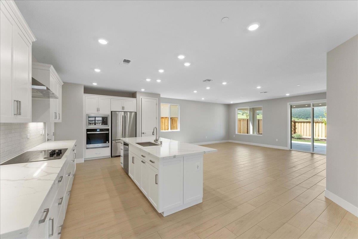 Detail Gallery Image 4 of 26 For 3167 Woody Way, Hollister,  CA 95023 - 2 Beds | 2 Baths