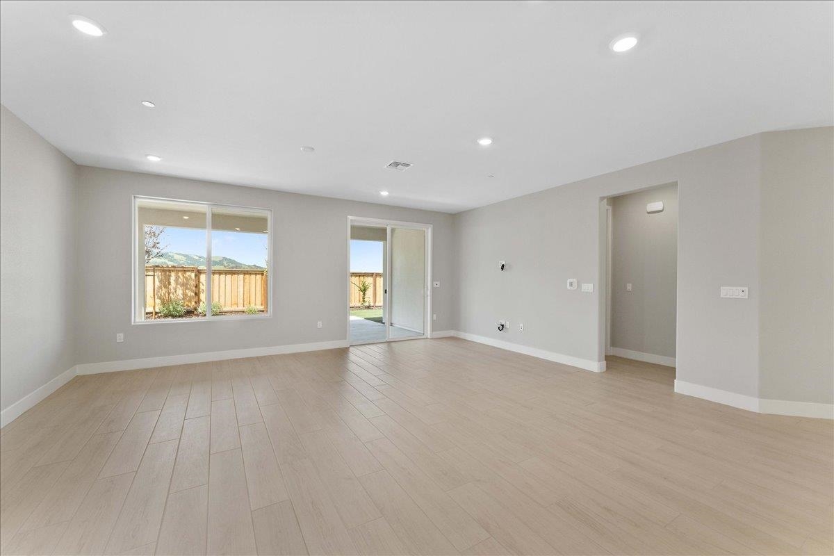 Detail Gallery Image 6 of 26 For 3167 Woody Way, Hollister,  CA 95023 - 2 Beds | 2 Baths