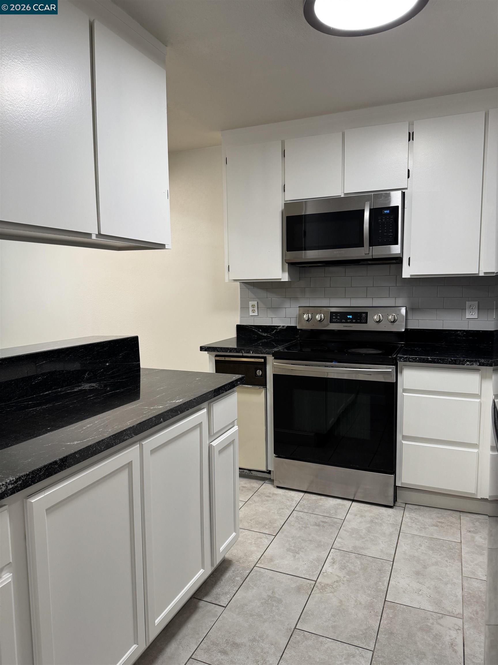 Detail Gallery Image 3 of 21 For 1725 Landana Dr #7,  Concord,  CA 94519 - 3 Beds | 2/1 Baths