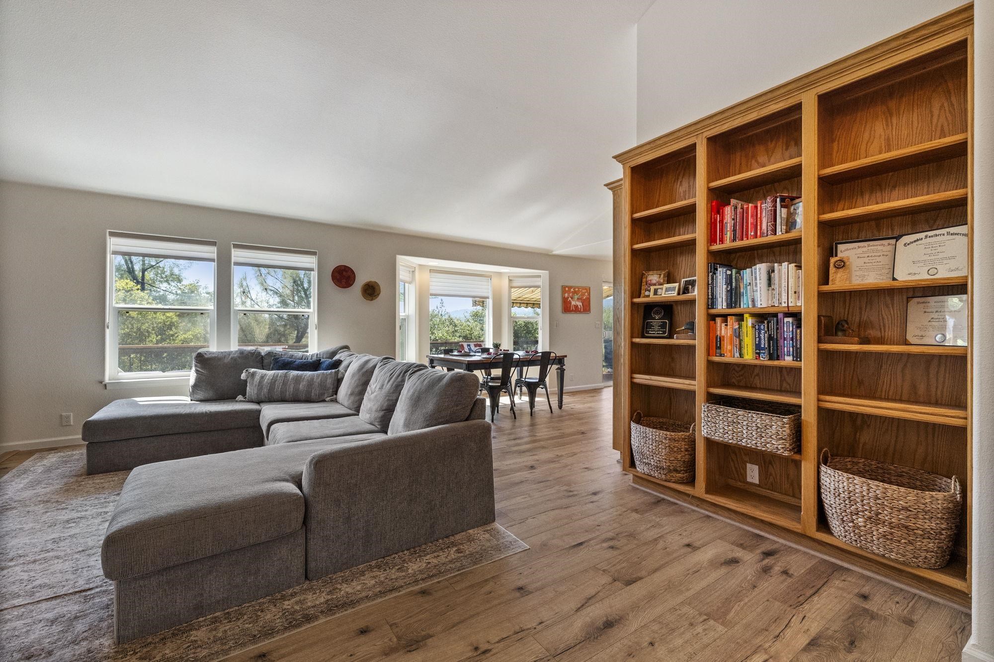 Detail Gallery Image 5 of 41 For 21212 Ridgeview Dr, Sonora,  CA 95370 - 3 Beds | 2 Baths