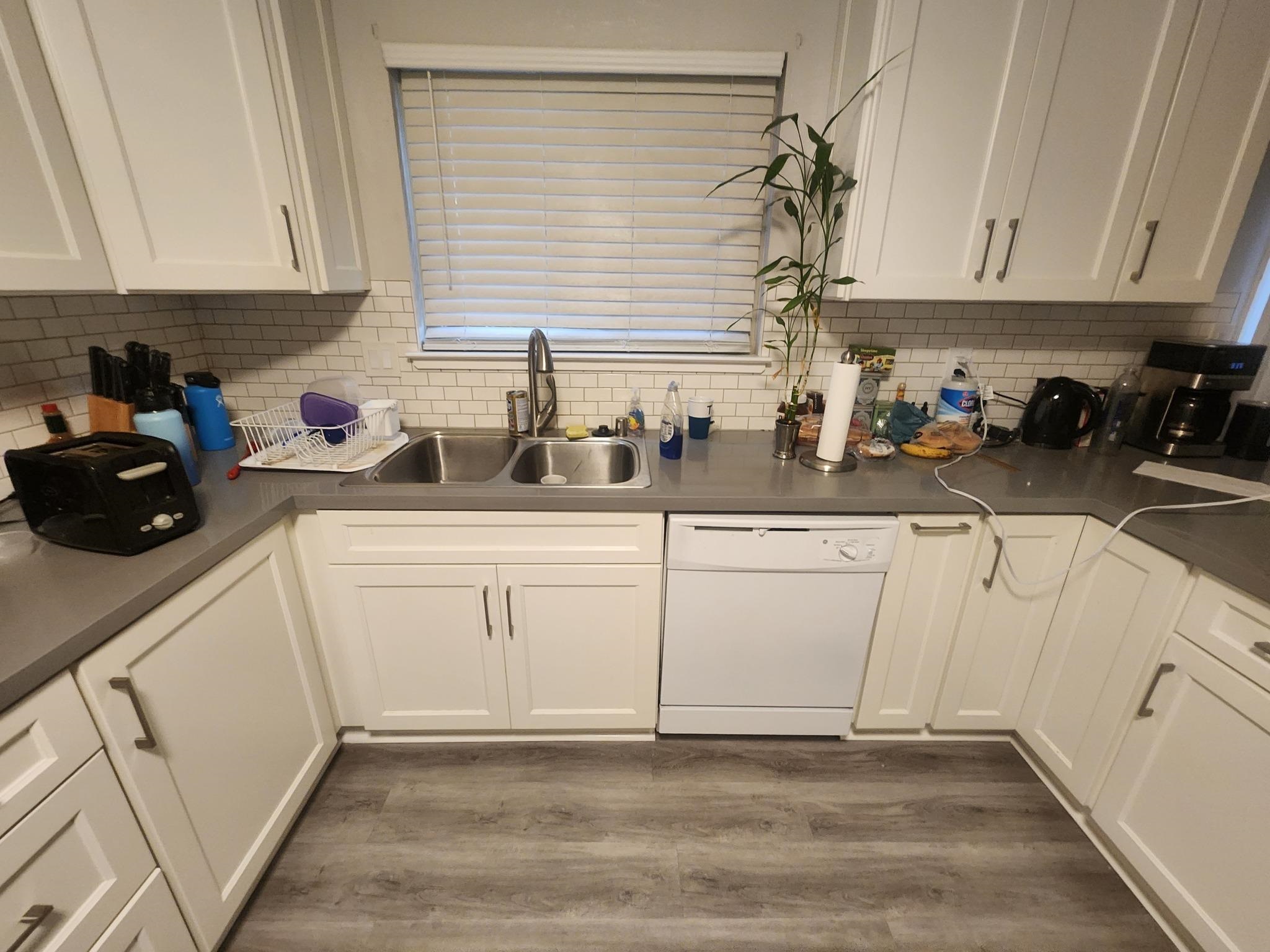 Detail Gallery Image 5 of 9 For 20077 Redwood Rd #1,  Castro Valley,  CA 94546 - 2 Beds | 1/1 Baths