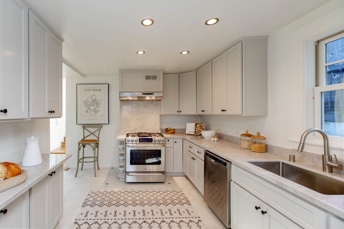 Detail Gallery Image 13 of 60 For 1427 Bay St, Alameda,  CA 94501 - 4 Beds | 3 Baths